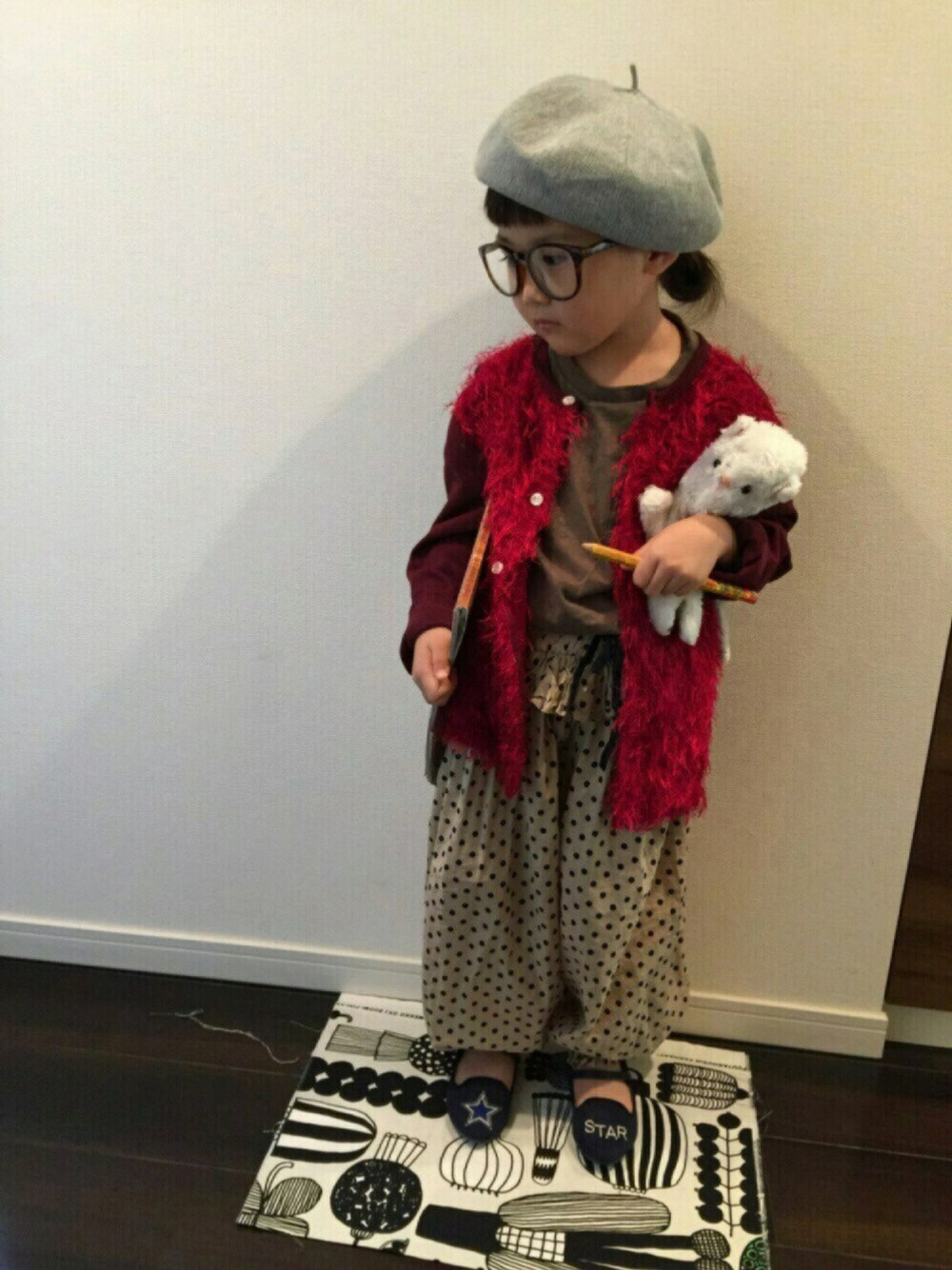 「秋のコーデ、芸術の秋、女の子、5歳、ベレー帽、めがね、ドット、シャギーカーディガン」｜「petit mainのベーシックベレー帽（ハンチング/ベレー帽、グレー系）」を使った、yu-riさん（キッズ・100cm）の秋コーディネートの1枚目の写真