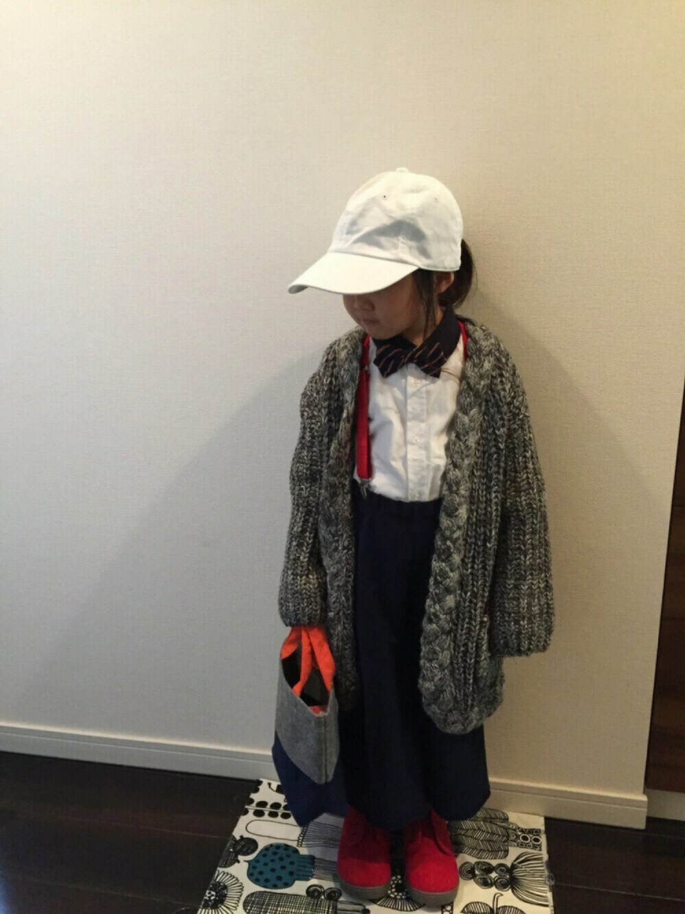 「秋のコーデ、キッズファッション、女の子、5歳、ガウチョパンツ、ローゲージニットカーディガン、蝶ネクタイ、赤スニーカー」｜「WEGOのWEGO/LOWキャップ（キャップ、ホワイト系）」を使った、yu-riさん（キッズ・100cm）の秋コーディネートの1枚目の写真