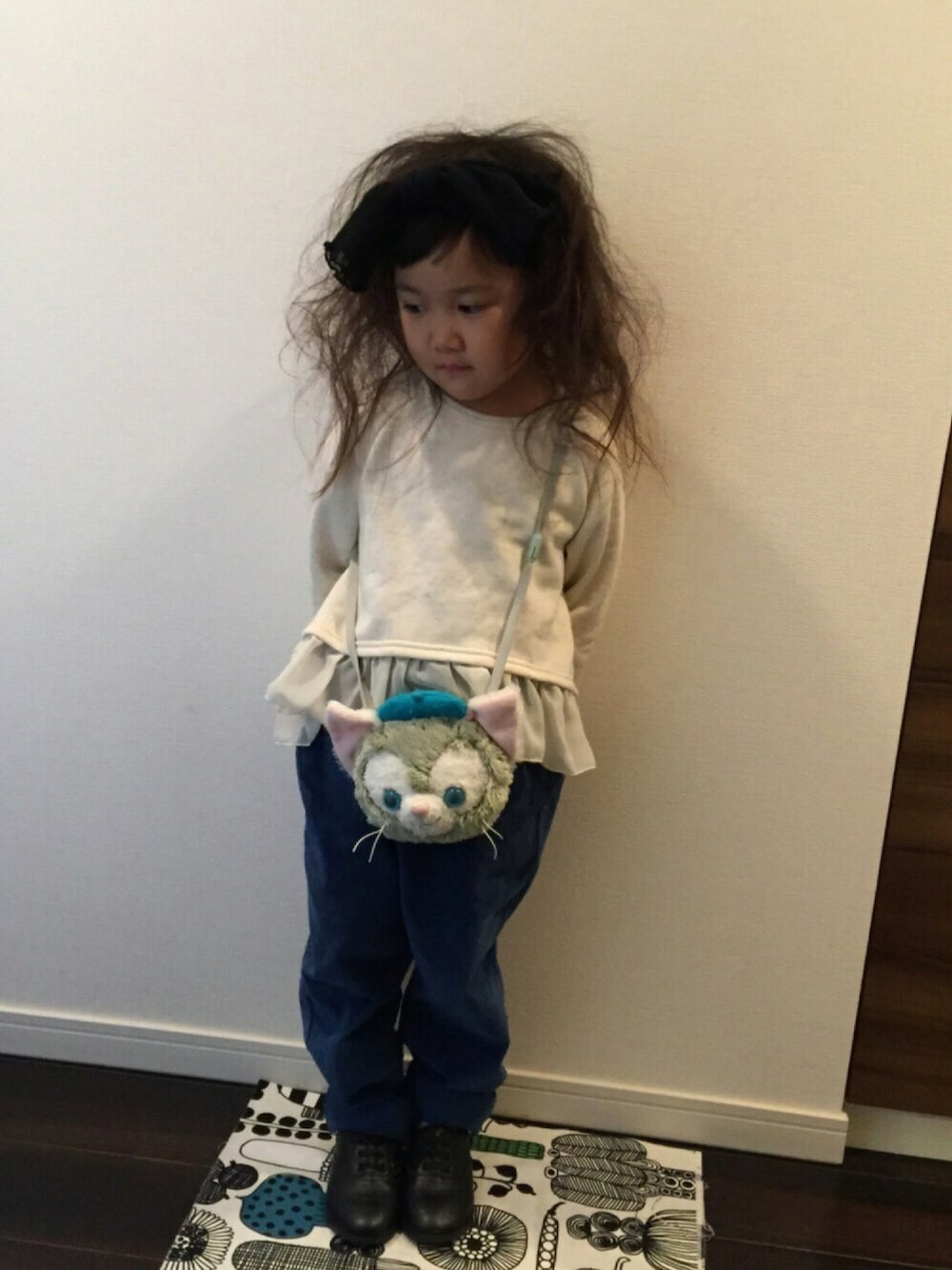 「キッズコーデ、女の子、5歳、ヘアバンド、バナナパンツ、フリル、ジェラトーニ、アリス」｜「merry jennyのリボンヘアバンド（ヘアバンド、ブラック系）」を使った、yu-riさん（キッズ・100cm）の秋コーディネートの1枚目の写真