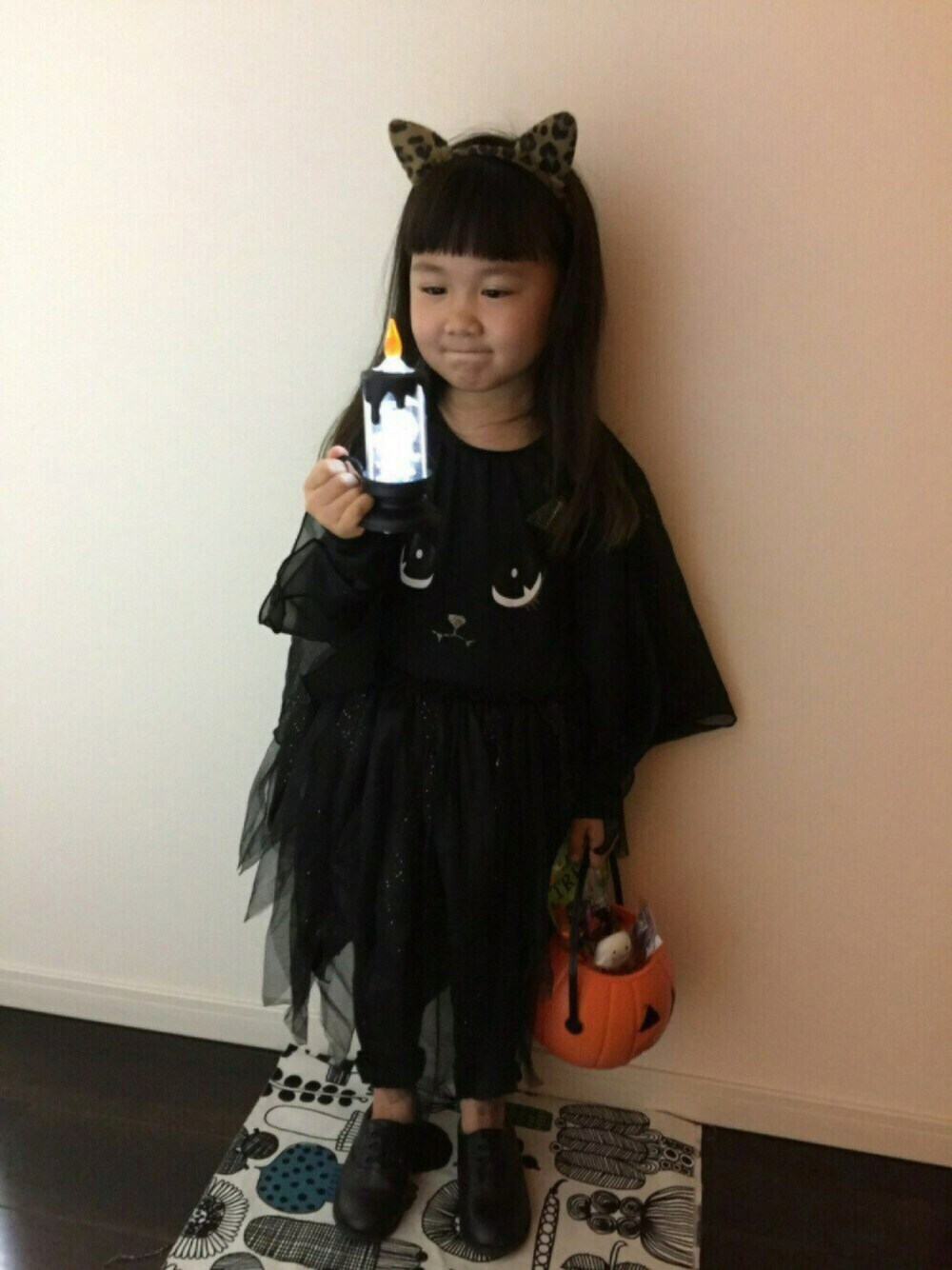 「キッズコーデ、女の子、5歳、黒猫、WEAR HALLOWEEN 2016、Trick or Treat」｜「ORiental TRafficのｋｉｄｓ★レースアップシューズ★K-102（パンプス、ブラック系）」を使った、yu-riさん（キッズ・100cm）の秋コーディネートの1枚目の写真