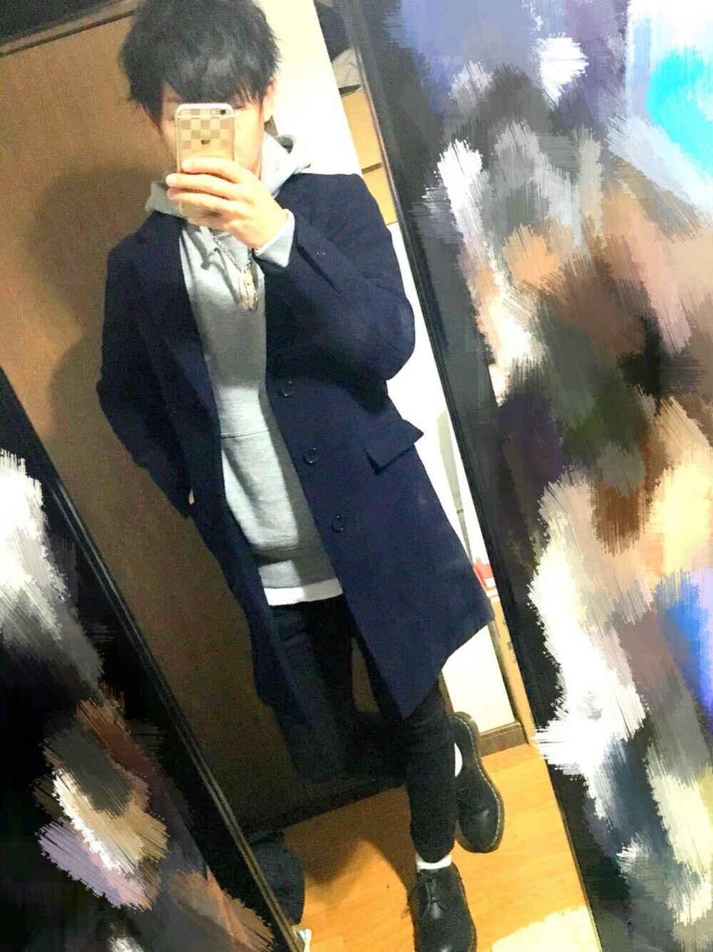 ブルー系のチェスターコート、ブラック系のデニムパンツ、ブラック系のその他シューズを着用したメンズの冬コーディネートの1枚目の写真