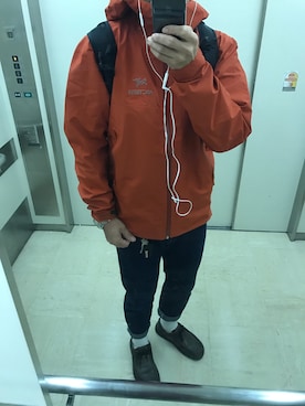 ARC'TERYXのマウンテンパーカー（レッド系）を使った人気ファッション