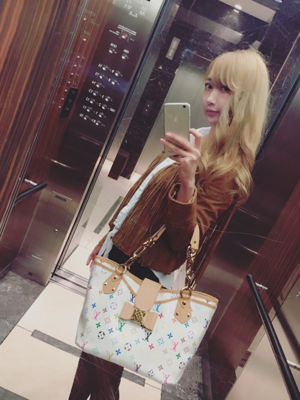 「LOUIS VUITTONのアイテム（トートバッグ、その他）」を使った、instgram：kahimierikaさん（レディース・169cm）の秋コーディネートの1枚目の写真