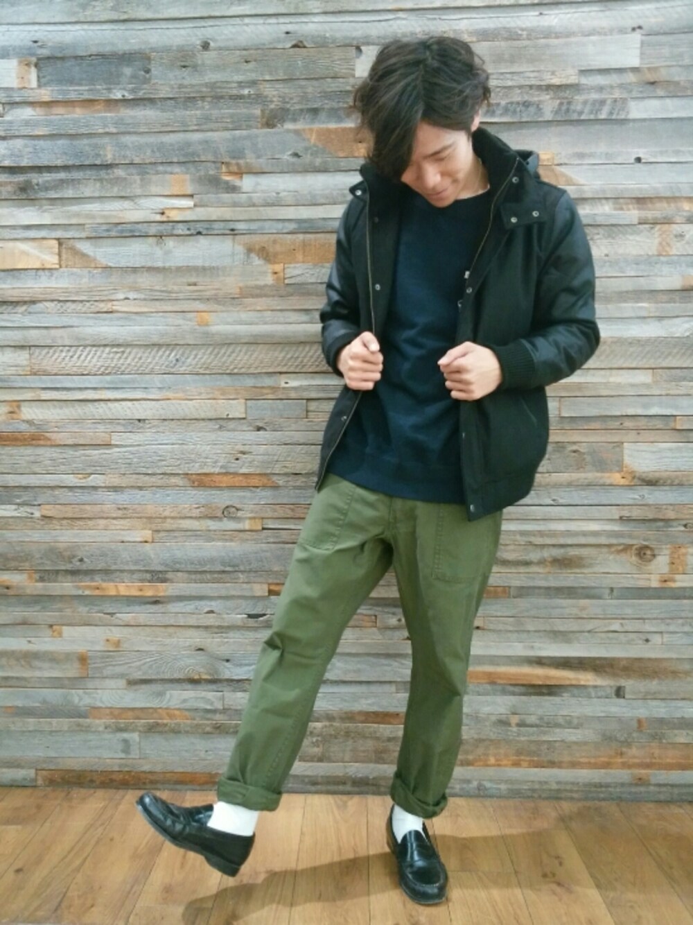 「スタジャン、カーキパンツ、ローファー×靴下」｜「Right-onのアイテム（スタジャン、ブラック系）」を使った、YU-KINさん（メンズ・170cm）の冬コーディネートの1枚目の写真
