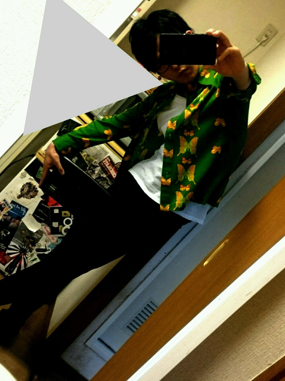 グリーン系のシャツ/ブラウス、グリーン系のシャツ/ブラウス、ホワイト系のTシャツ/カットソーを着用したメンズの春コーディネートの1枚目の写真