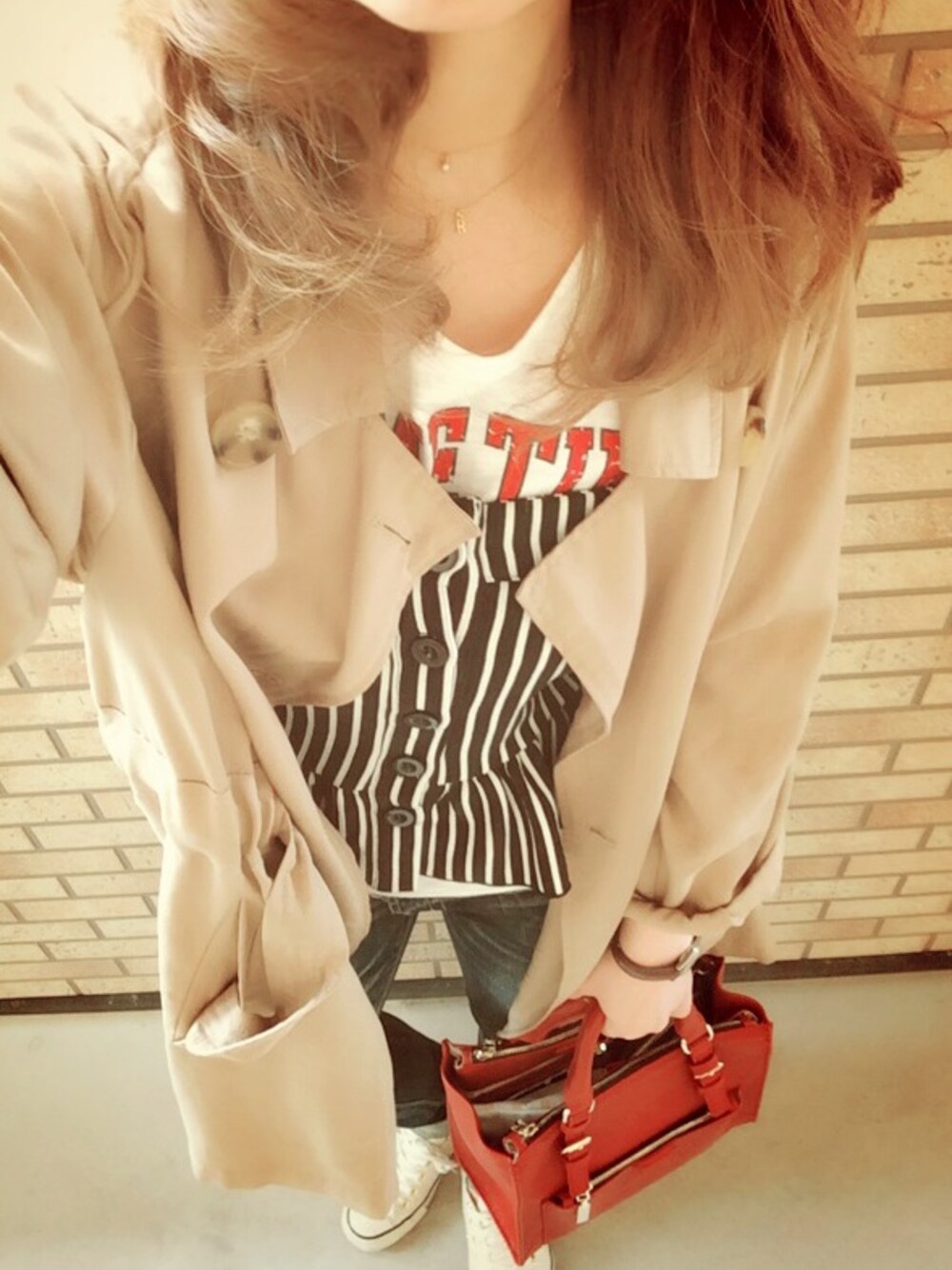 「デニム、赤、ビスチェ、Tシャツ×denim」｜「ZARAのアイテム（ハンドバッグ、レッド系）」を使った、r♡eさん（レディース・164cm）の春コーディネートの1枚目の写真