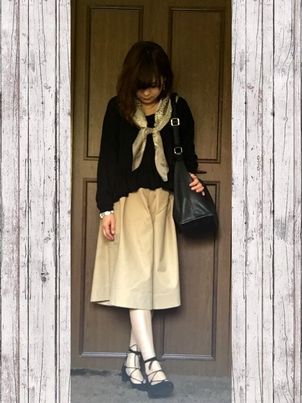 ブラック系のパンプス、ベージュ系のその他パンツ、ブラック系のニット/セーターを着用したレディースの春コーディネートの1枚目の写真