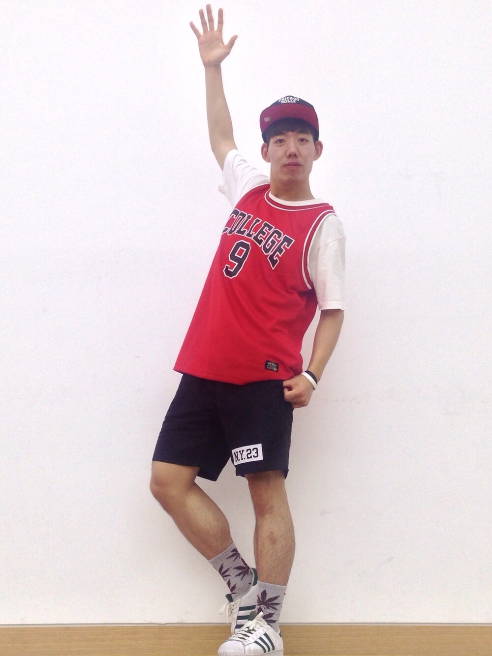 ブラック系のその他パンツ、レッド系のベスト、グレー系のソックス/靴下を着用したメンズの夏コーディネートの1枚目の写真