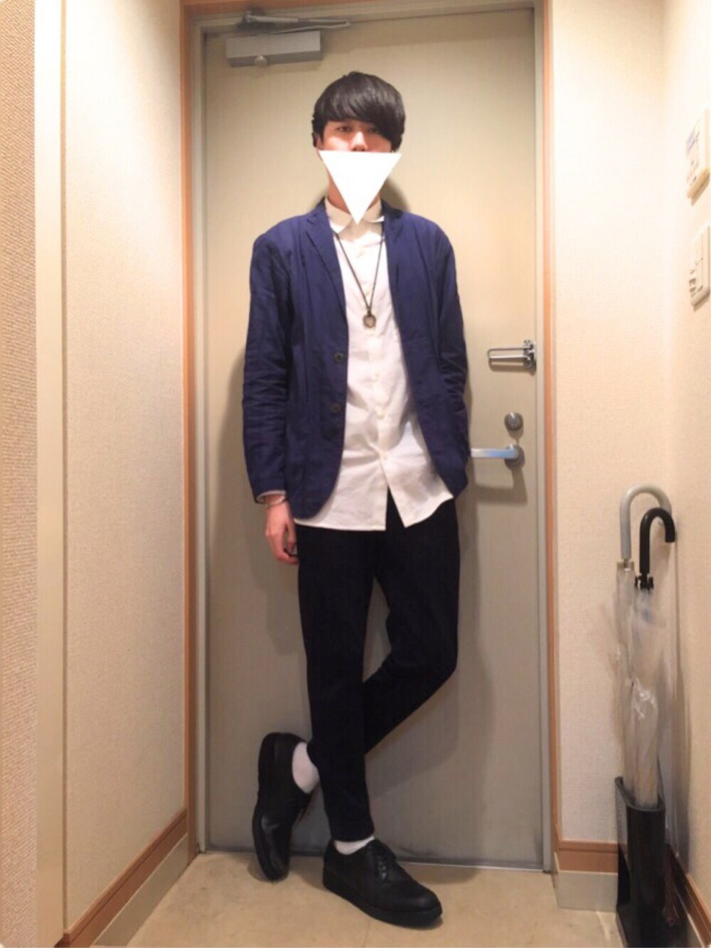 ブラック系のブーツ、ブルー系のスラックス、ホワイト系のシャツ/ブラウスを着用したメンズの秋コーディネートの1枚目の写真