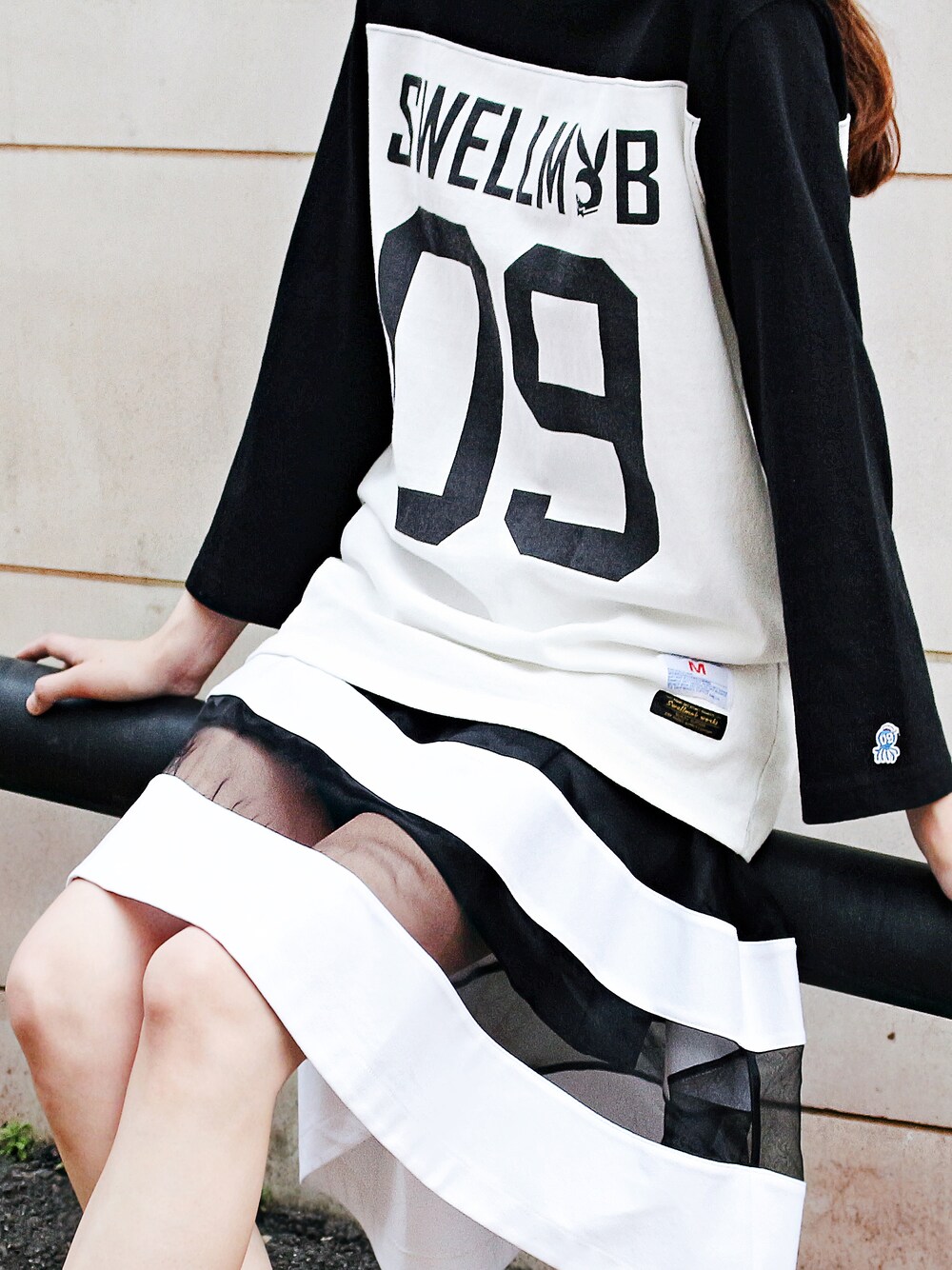 ブラック系のTシャツ/カットソー、ブラック系のスカートを着用したレディースの夏コーディネートの1枚目の写真