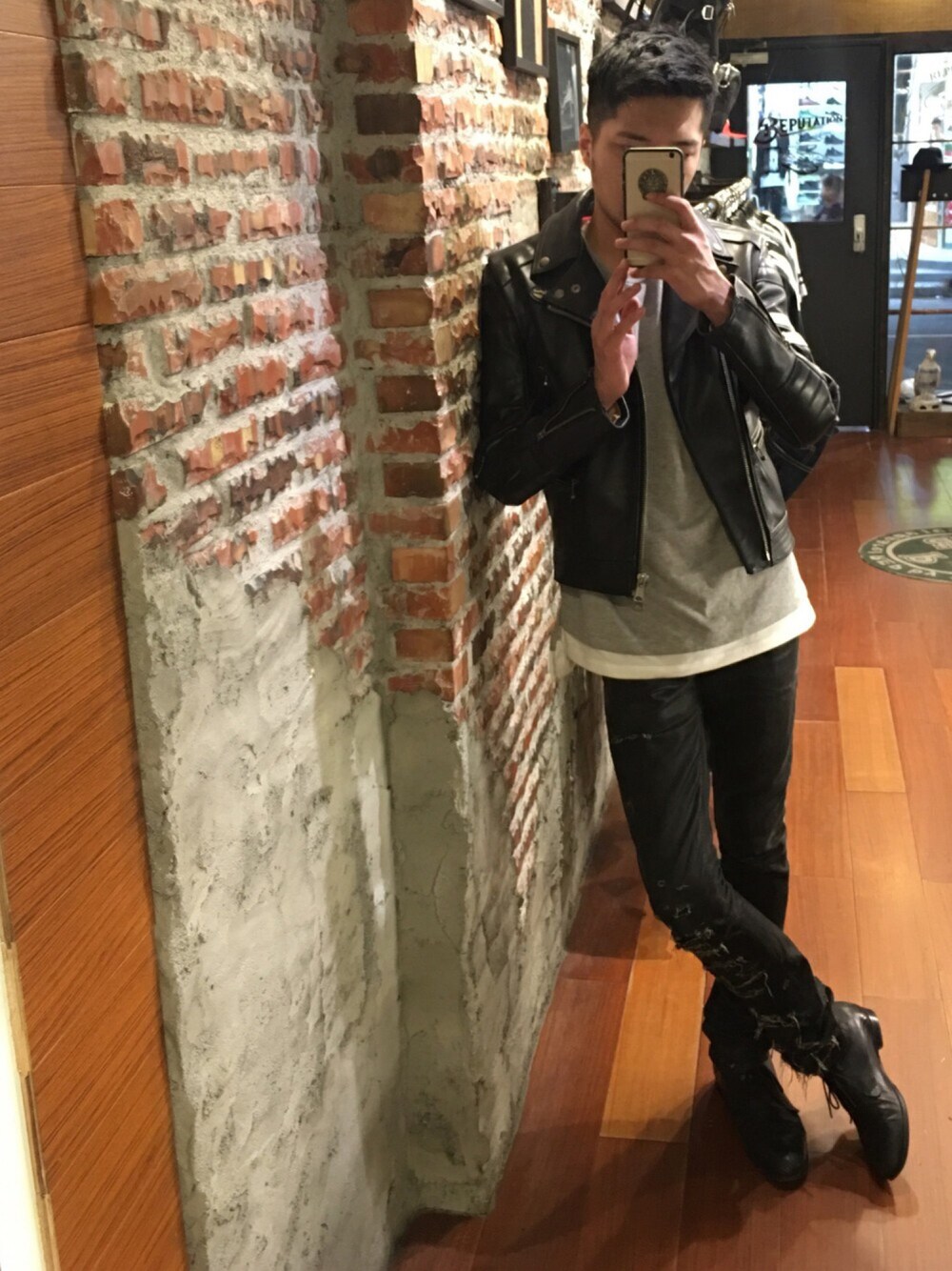 「Lewis Leathersのアイテム（ジャケット/アウター、ブラック系）」を使った、阿熏さん（メンズ・181cm）の夏コーディネートの1枚目の写真