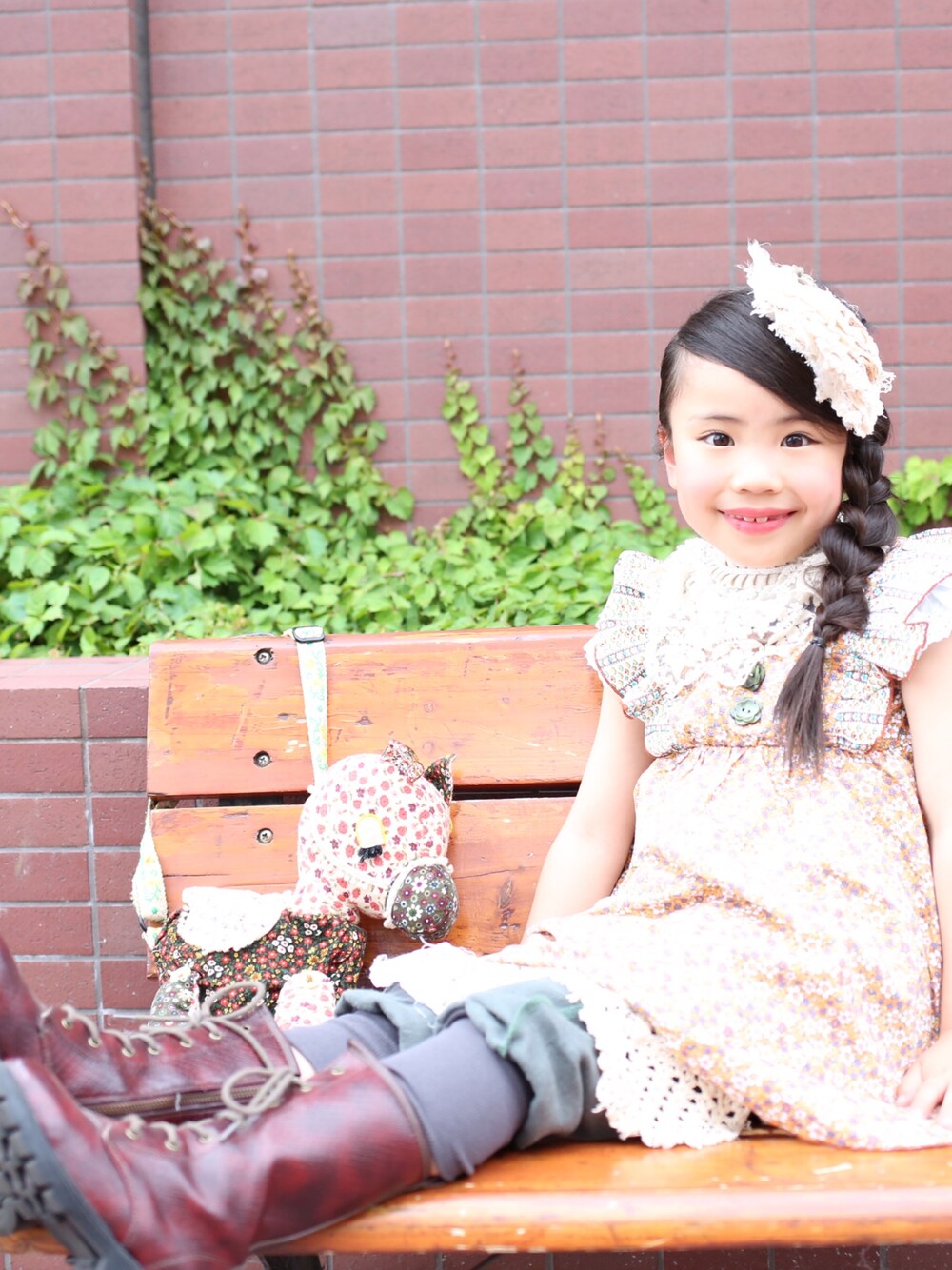 「三つ編み、森ガール、パンツ、編み上げブーツ、花柄、レース、BOOFOOWOOWEARコンテスト」｜「One deux booのアイテム（ワンピース、ベージュ系）」を使った、ここみあさん（キッズ・110cm）の春コーディネートの1枚目の写真