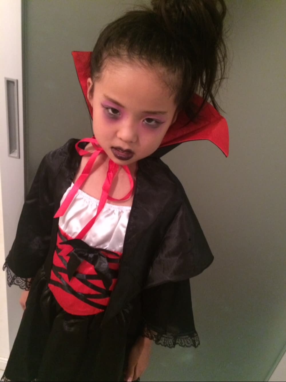 「WEAR HALLOWEEN 2016、ハロウィン、バンパイア、傷メイク」｜「傷メイクのアイテム（その他、ブラック系）」を使った、ここみあさん（キッズ・110cm）の秋コーディネートの1枚目の写真