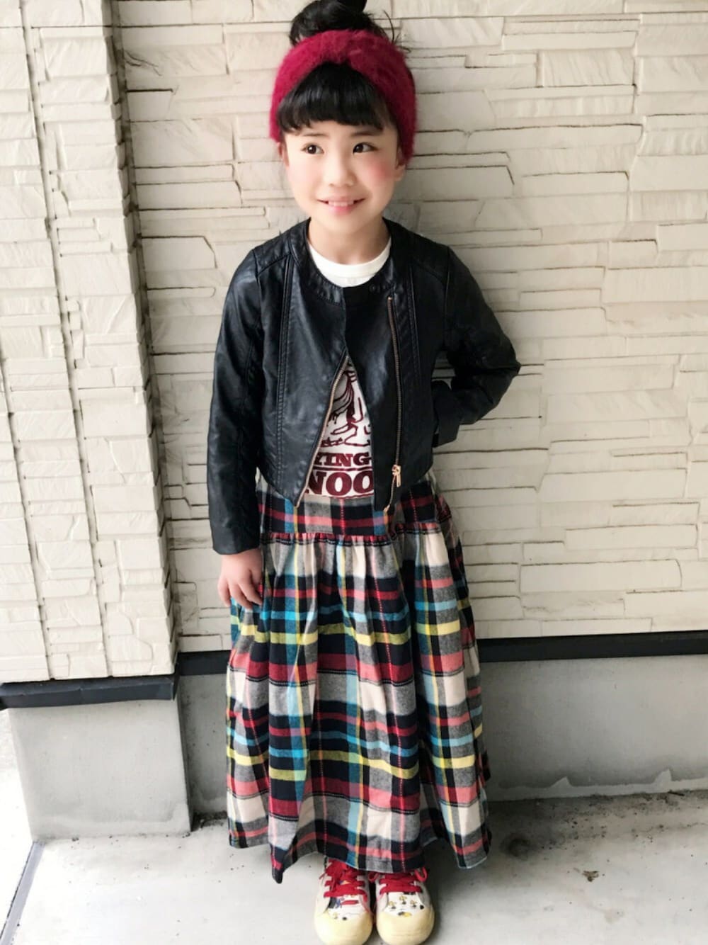 「ブーフーウーWEARコンテスト、ブーフーウー、ターバン、チェック、ロングスカート、革ジャン、スヌーピー、おだんごヘアー」｜「One deux booのアイテム（Tシャツ/カットソー、ホワイト系）」を使った、ここみあさん（キッズ・120cm）の冬コーディネートの1枚目の写真