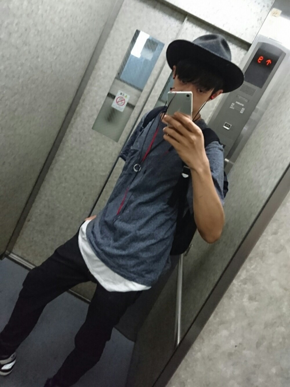 「カジュアル」｜「H&Mのアイテム（Tシャツ/カットソー、グレー系）」を使った、Ryoichi-Itoさん（メンズ・180cm）の夏コーディネートの1枚目の写真