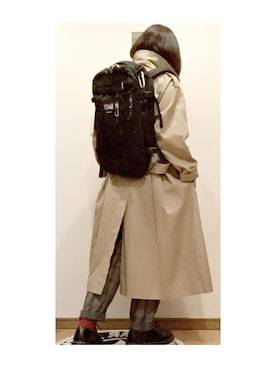 「黒リュック」｜「アイテム（トレンチコート）」を使った、こはる。さん（レディース・164cm）の秋コーディネート