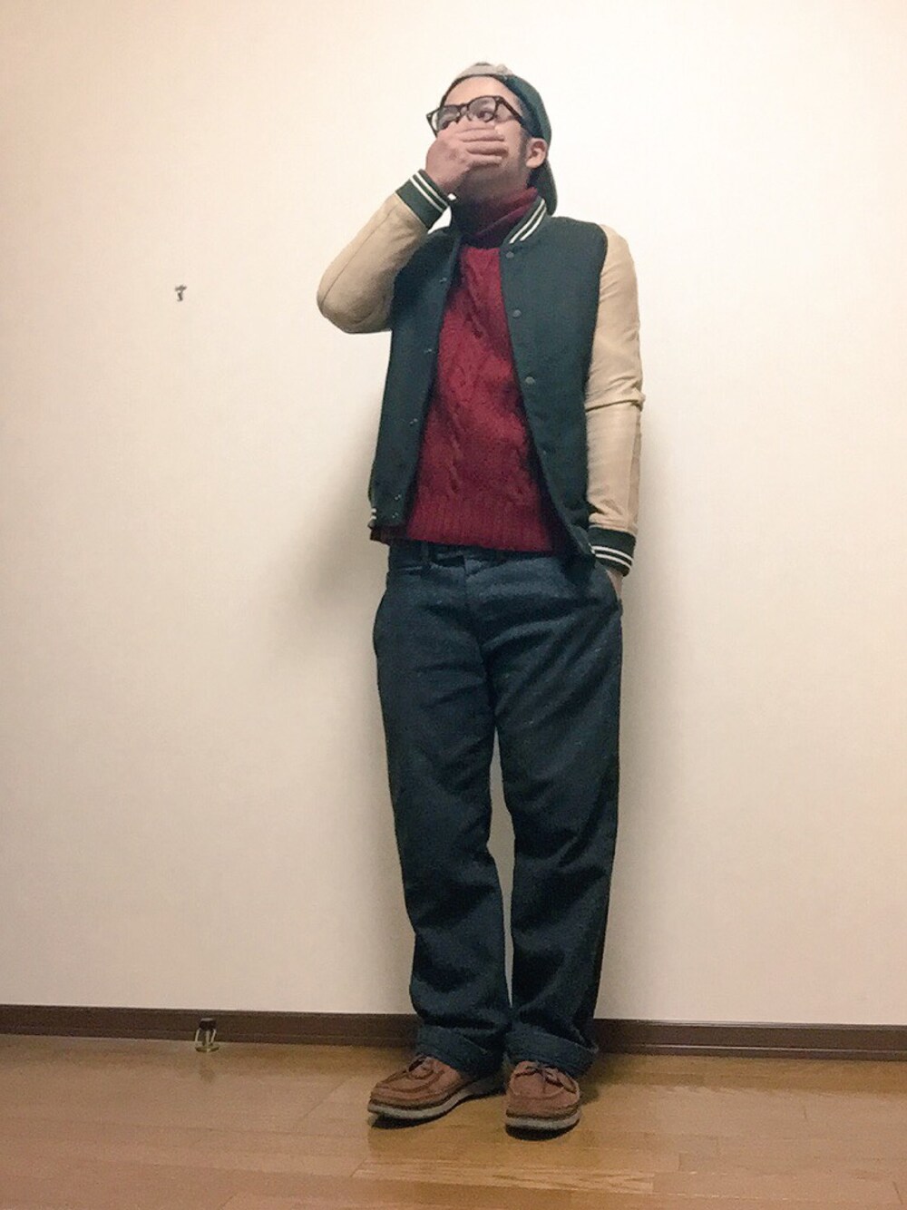 「冬コーデ、黒縁メガネ、ロールアップ、キャップ、冬」｜「Leeのアイテム（キャップ、グリーン系）」を使った、猫たろ。さん（メンズ・173cm）の冬コーディネートの1枚目の写真