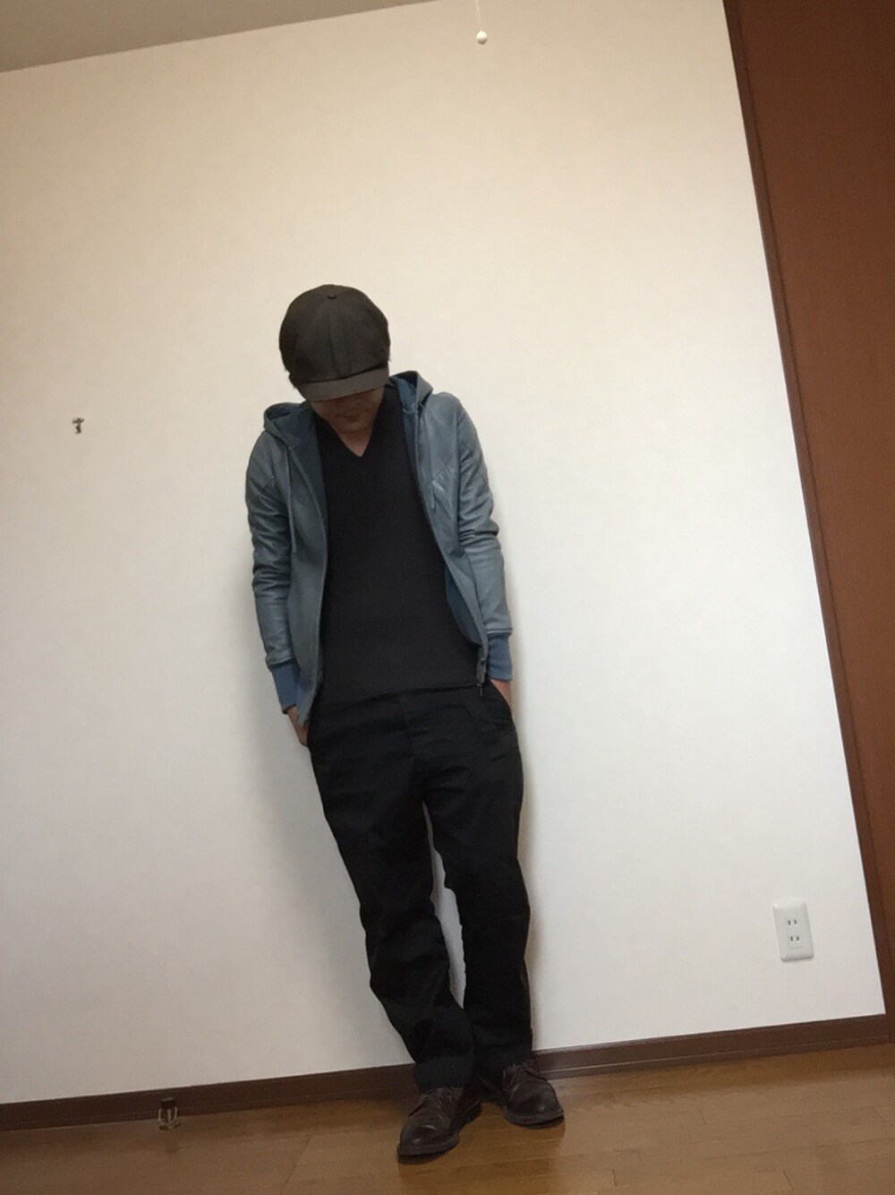 「春、レザー、革靴、黒、ブラック、帽子、ブーツ」｜「OLD JOE & CO.のアイテム（キャスケット、ブラック系）」を使った、猫たろ。さん（メンズ・173cm）の春コーディネートの1枚目の写真