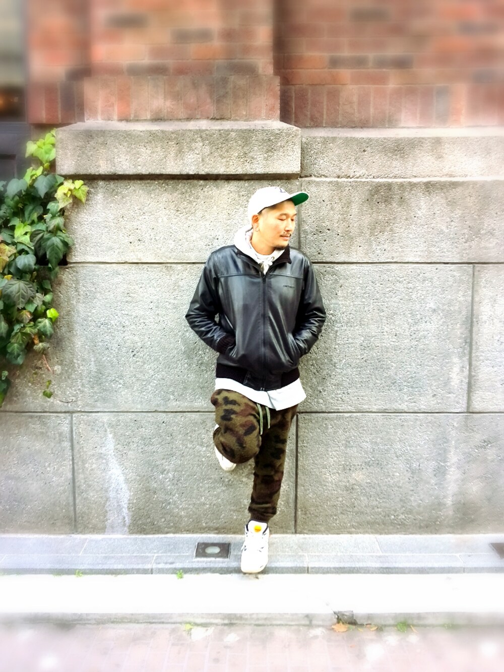 その他のその他パンツ、ホワイト系のスニーカー、ブラック系のブルゾンを着用したメンズの冬コーディネートの1枚目の写真