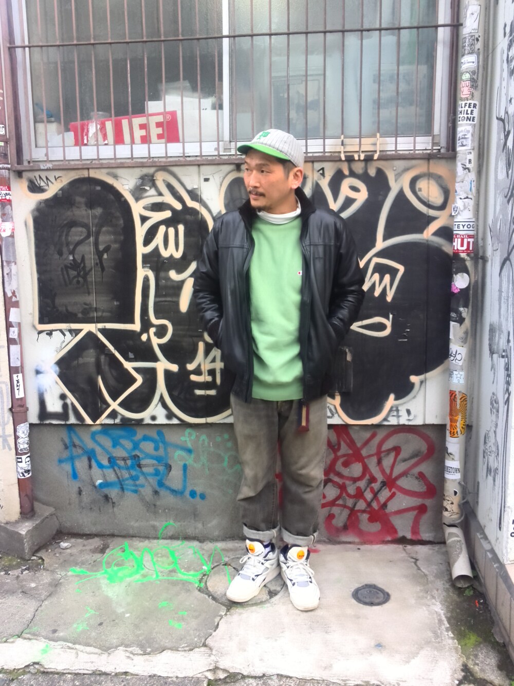 「ホワイトスニーカー、デニム、ビッグシルエット、アメカジ、90’s、レザー、UP START、WEARパパ部、30代、ラインソックス」｜「STUSSYのBeats, Rhymes & Life The Travel（DVD、ブラック系）」を使った、O.P.Eさん（メンズ・172cm）の冬コーディネートの1枚目の写真