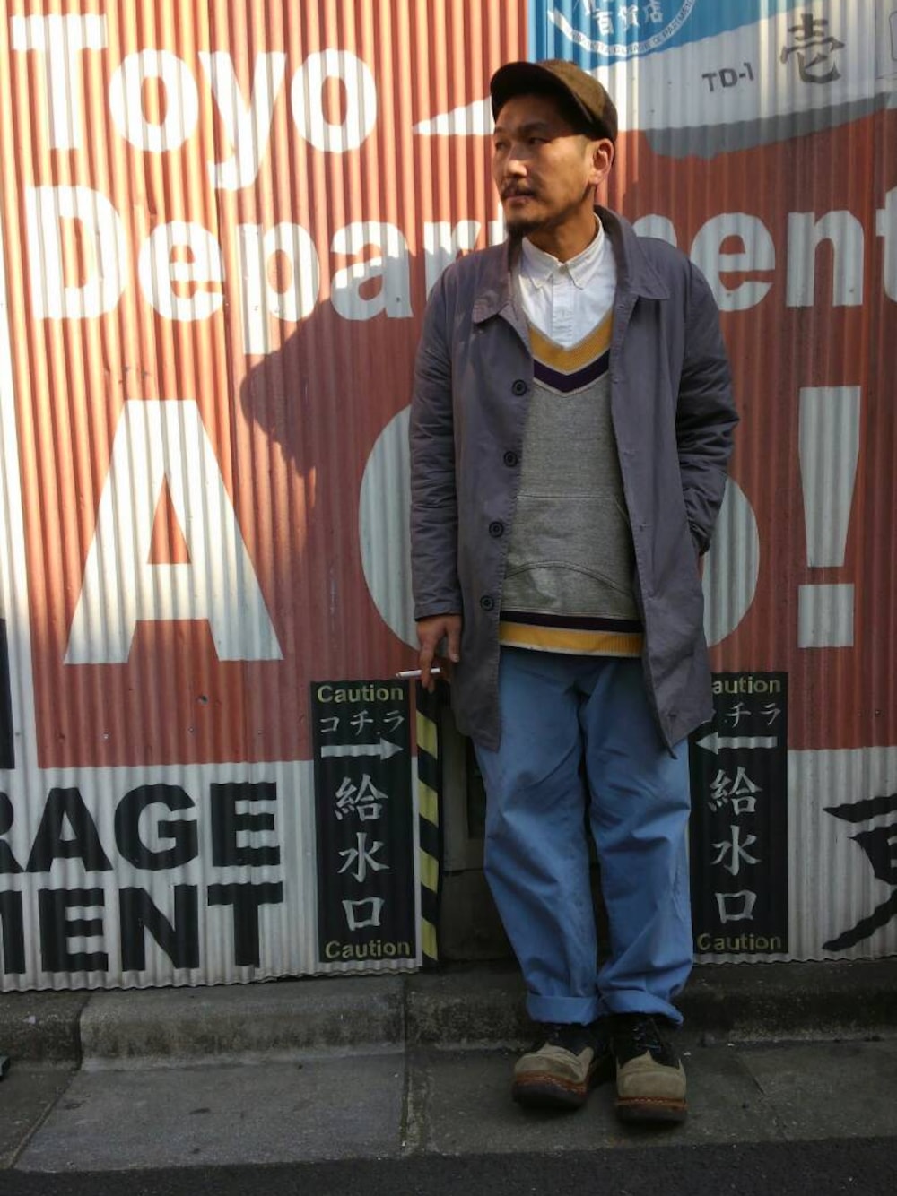 グレー系のスウェット、グレー系のステンカラーコート、ベージュ系のブーツを着用したメンズの春コーディネートの1枚目の写真