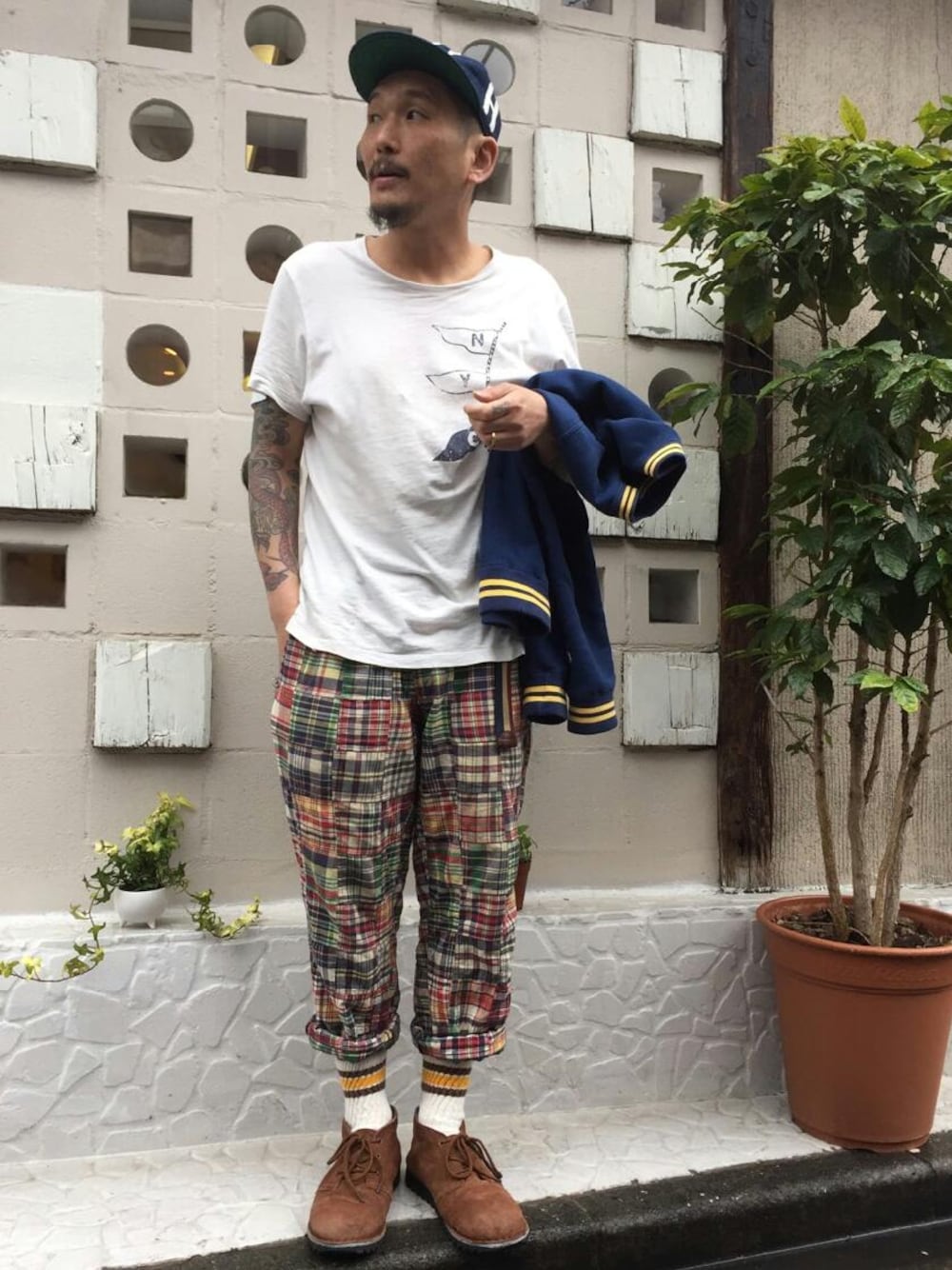 ホワイト系のTシャツ/カットソー、その他のその他パンツ、ブラウン系のブーツを着用したメンズの春コーディネートの1枚目の写真