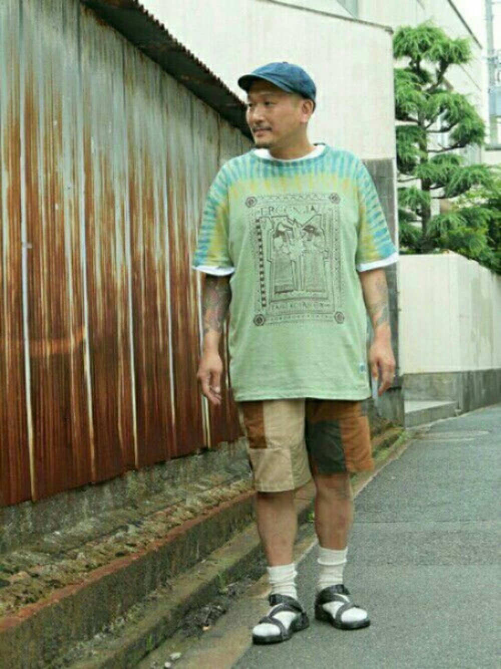 ブラック系のシューズ、グリーン系のTシャツ/カットソー、ブラウン系のその他パンツを着用したメンズの夏コーディネートの1枚目の写真