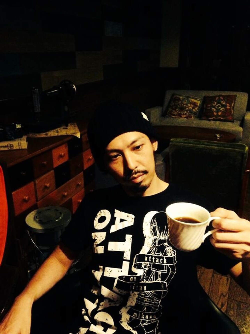 ブラック系のTシャツ/カットソー、ブラック系のニットキャップ/ビーニーを着用したメンズの夏コーディネートの1枚目の写真