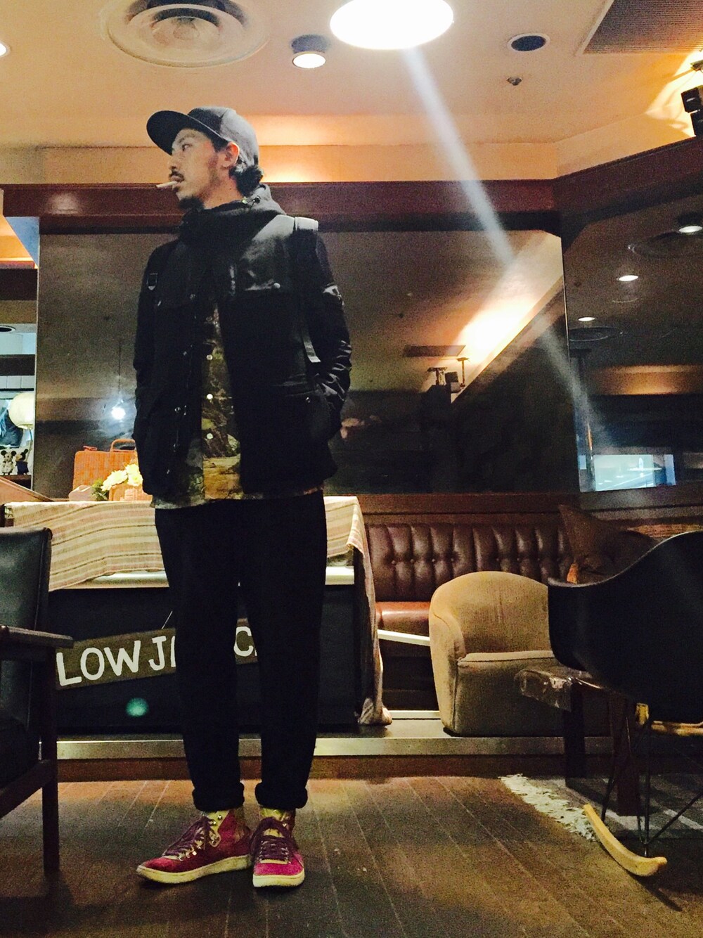 ブラック系のマウンテンパーカー、その他のシャツ/ブラウス、ブラック系のその他パンツを着用したメンズの秋コーディネートの1枚目の写真