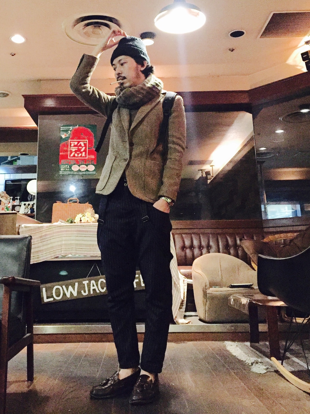 ブラック系のバックパック/リュック、ブラウン系のTシャツ/カットソー、ブラック系のその他パンツを着用したメンズの冬コーディネートの1枚目の写真