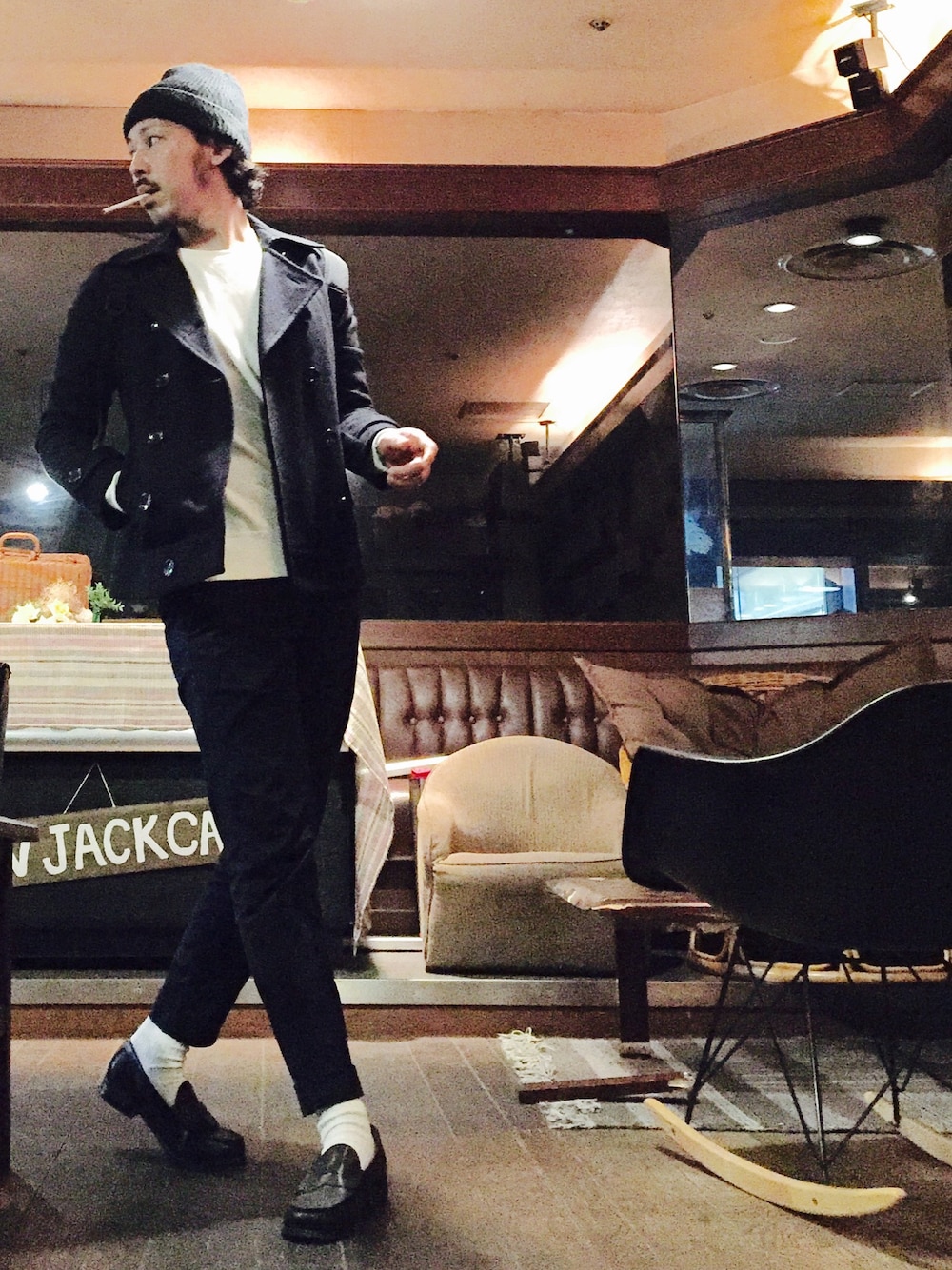 ブルー系のピーコート、ホワイト系のスウェット、ブルー系のその他パンツを着用したメンズの冬コーディネートの1枚目の写真