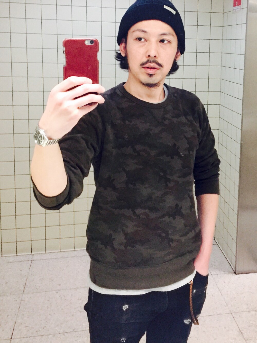 グリーン系のスウェット、グレー系のTシャツ/カットソー、ブラック系のデニムパンツを着用したメンズの冬コーディネートの1枚目の写真