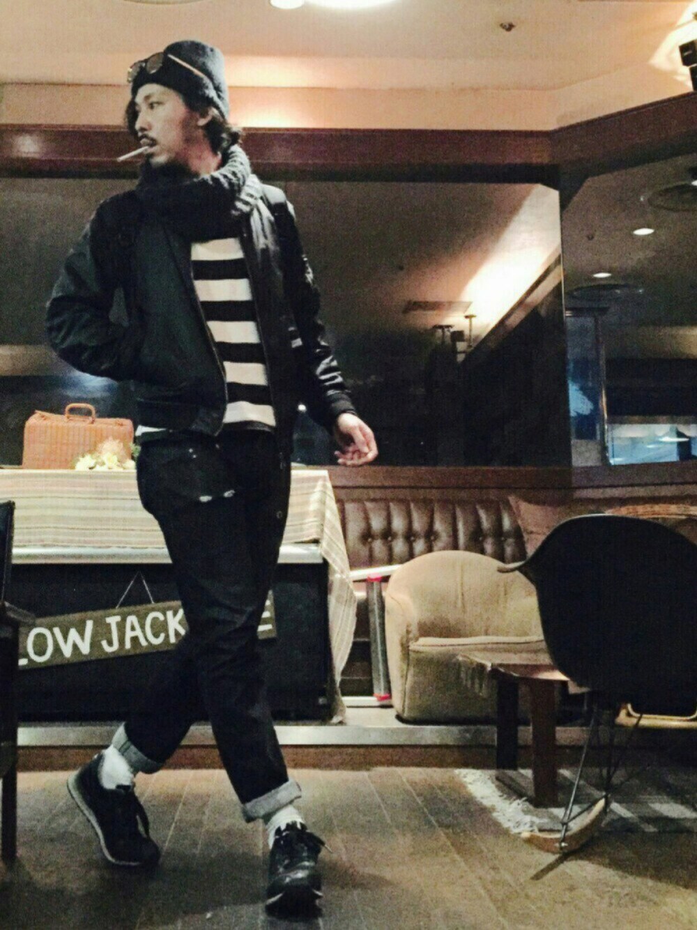 ホワイト系のTシャツ/カットソー、ブラック系のデニムパンツ、ブラック系のスニーカーを着用したメンズの冬コーディネートの1枚目の写真