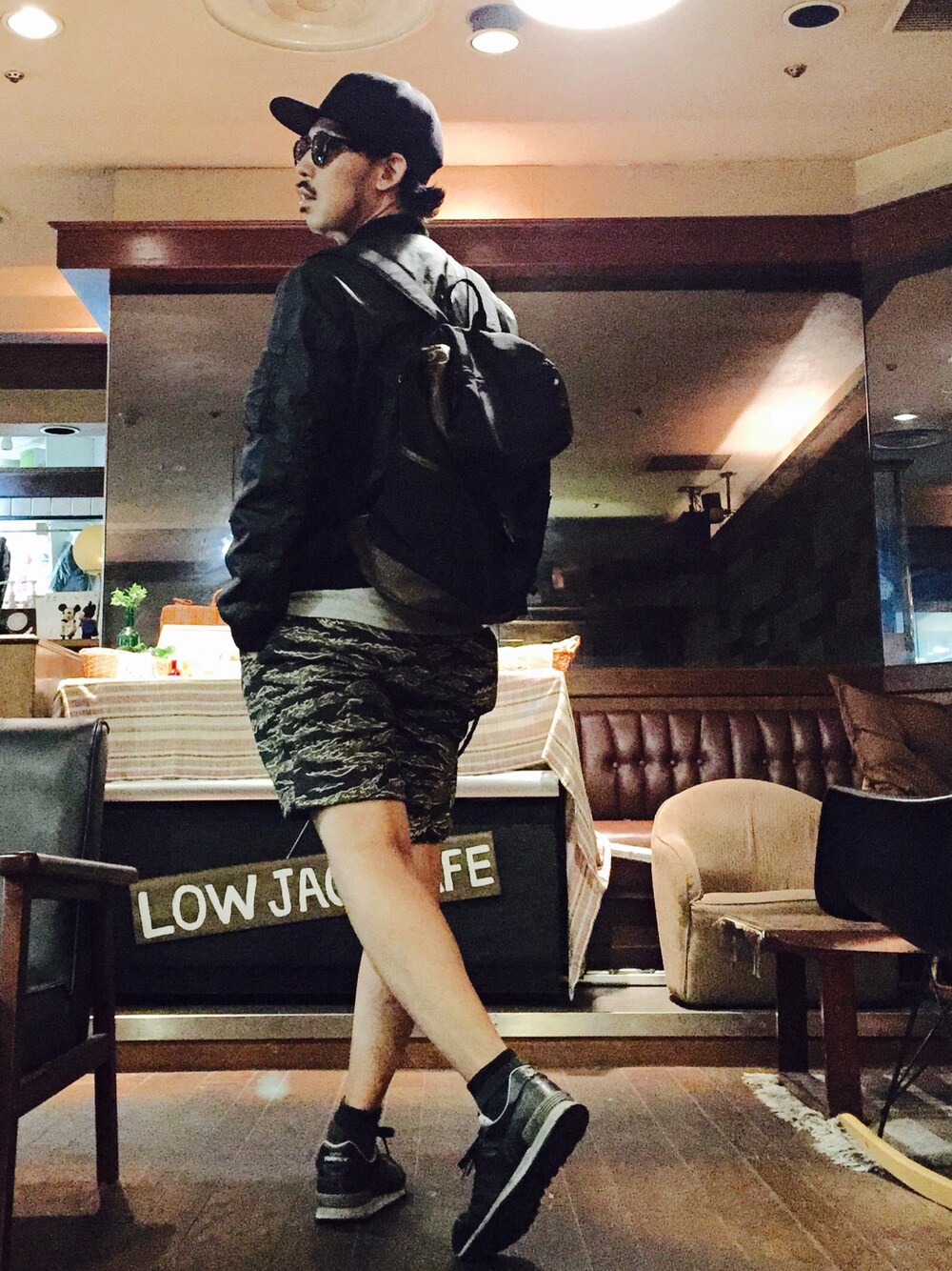 ブラック系のバックパック/リュック、その他のその他パンツ、ブラック系のスニーカーを着用したメンズの春コーディネートの1枚目の写真