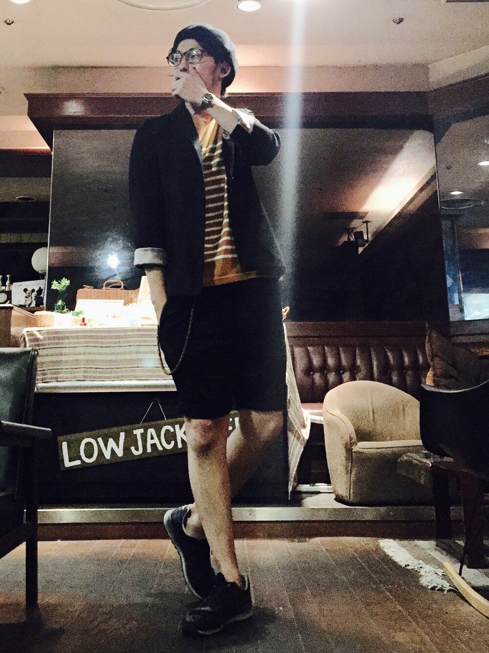 ブラック系のテーラードジャケット、オレンジ系のTシャツ/カットソー、ブラック系のその他パンツを着用したメンズの春コーディネートの1枚目の写真