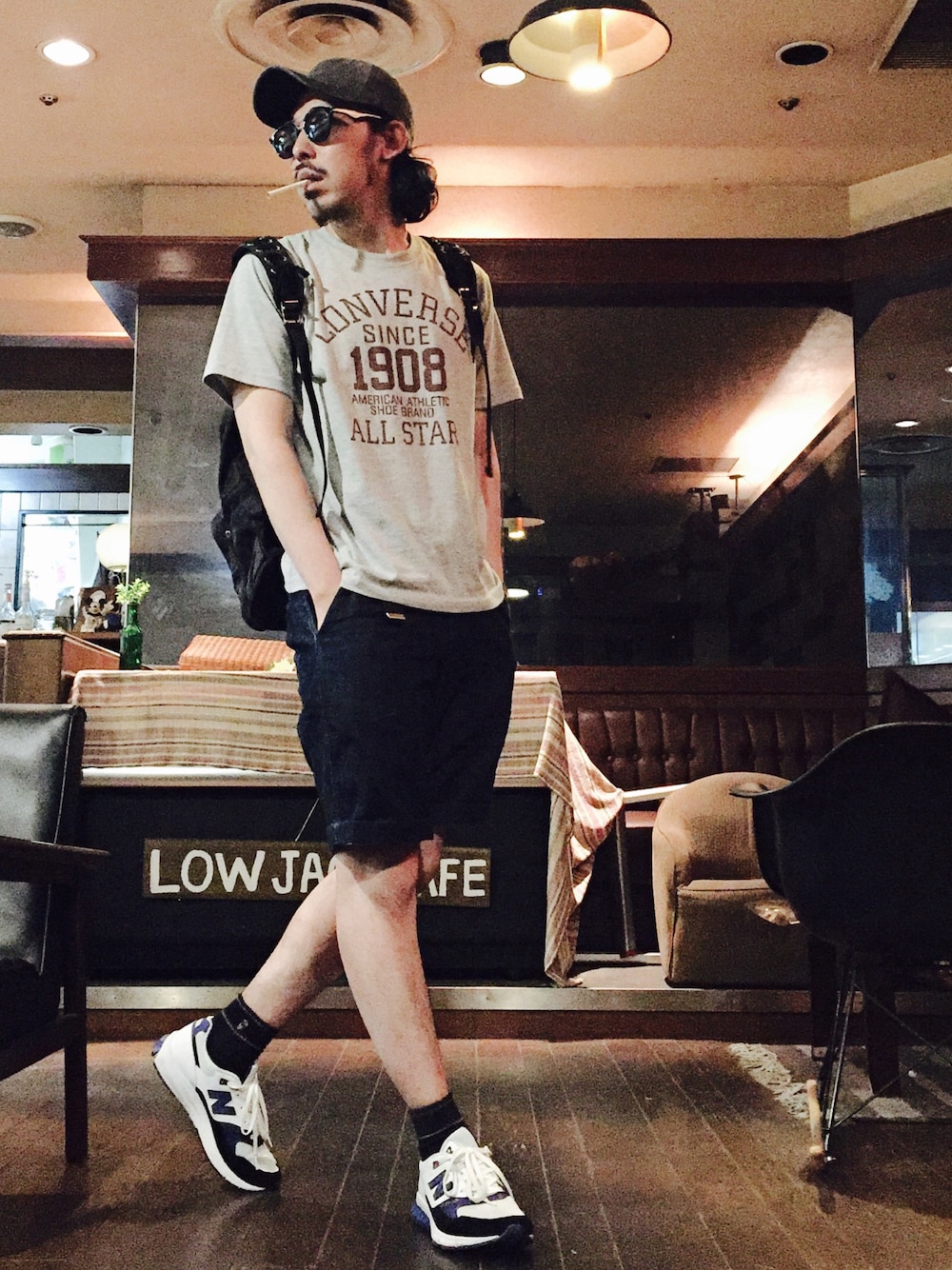 ブラック系のバックパック/リュック、グレー系のTシャツ/カットソー、ブルー系のデニムパンツを着用したメンズの春コーディネートの1枚目の写真