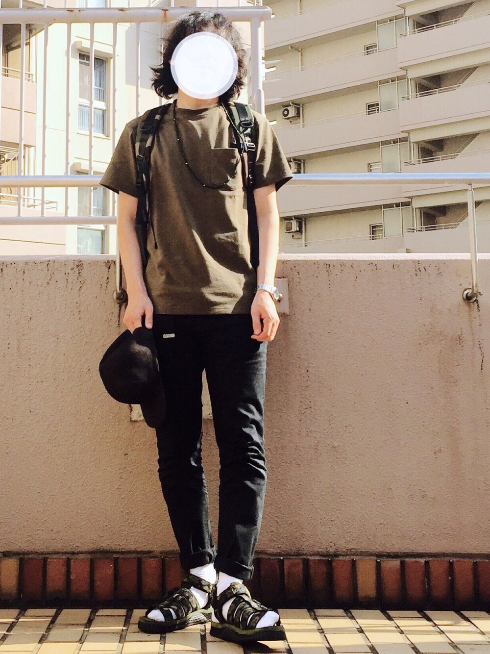 その他のバックパック/リュック、グリーン系のTシャツ/カットソー、その他のサンダルを着用したメンズの夏コーディネートの1枚目の写真