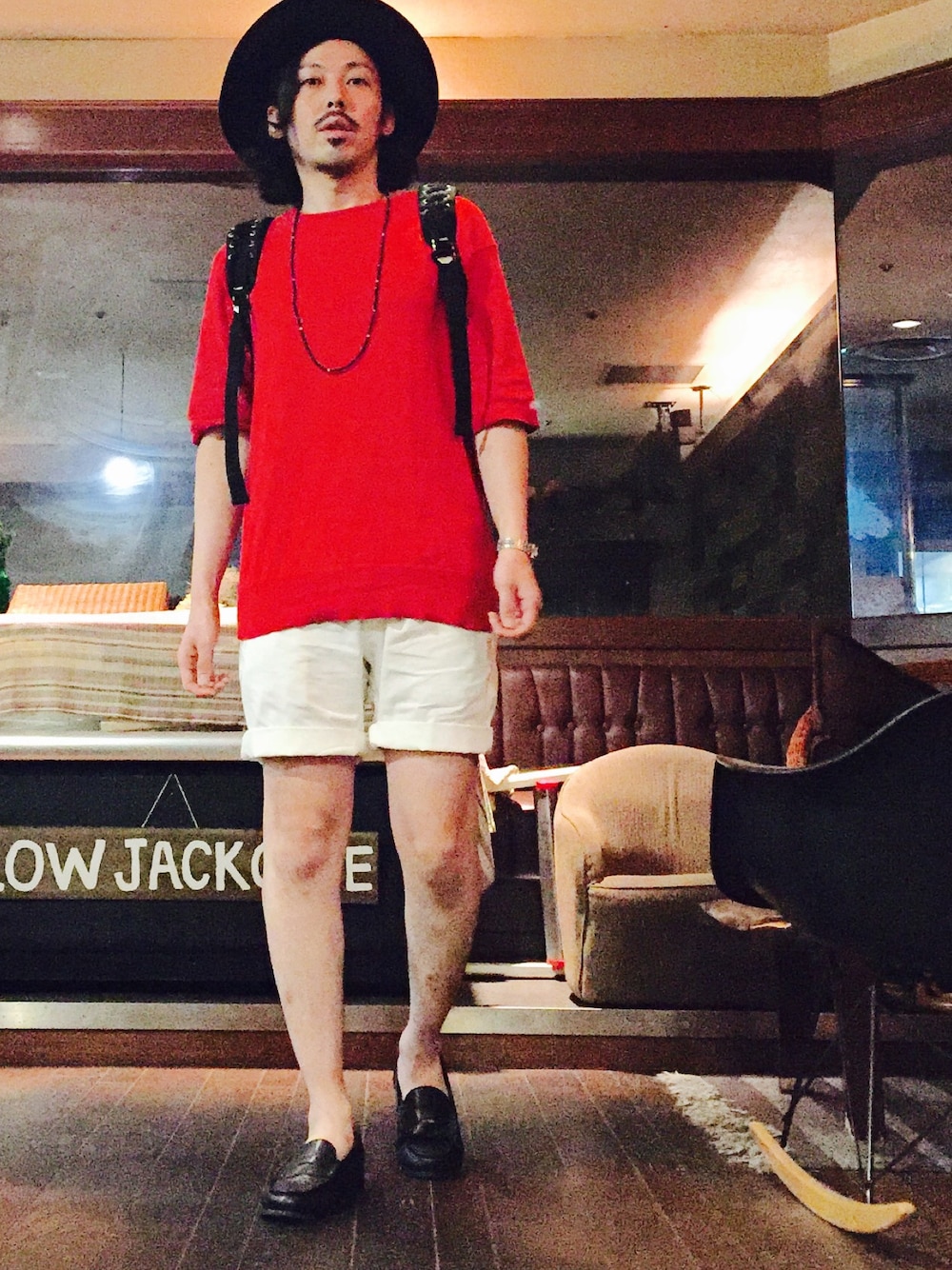 ホワイト系のパンツ、ブラック系のローファー、レッド系のTシャツ/カットソーを着用したメンズの夏コーディネートの1枚目の写真