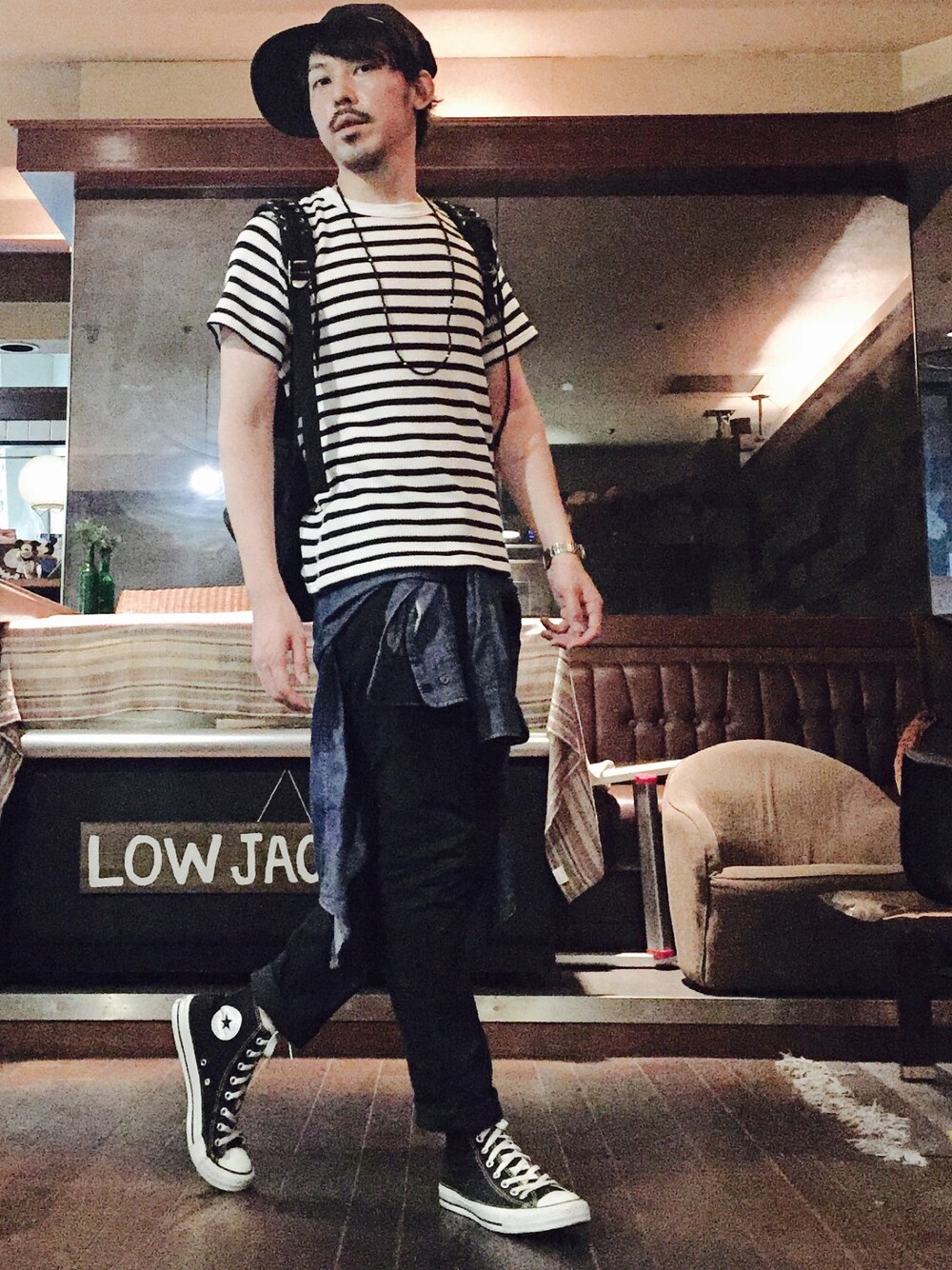 ブラック系のスニーカー、ブルー系のTシャツ/カットソー、ブラック系のその他パンツを着用したメンズの夏コーディネートの1枚目の写真