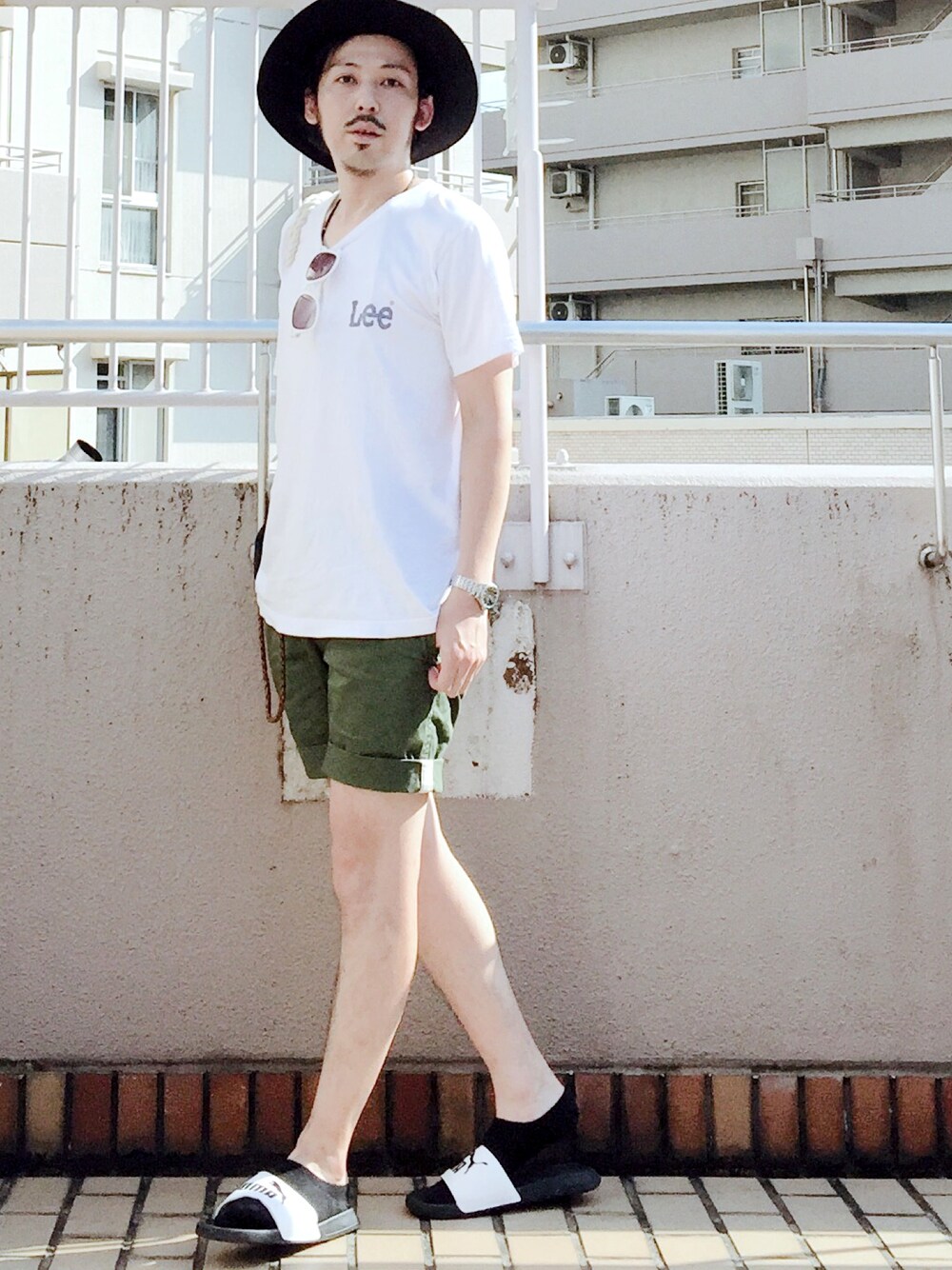 ホワイト系のTシャツ/カットソー、ブルー系のバックパック/リュック、ホワイト系のサンダルを着用したメンズの夏コーディネートの1枚目の写真