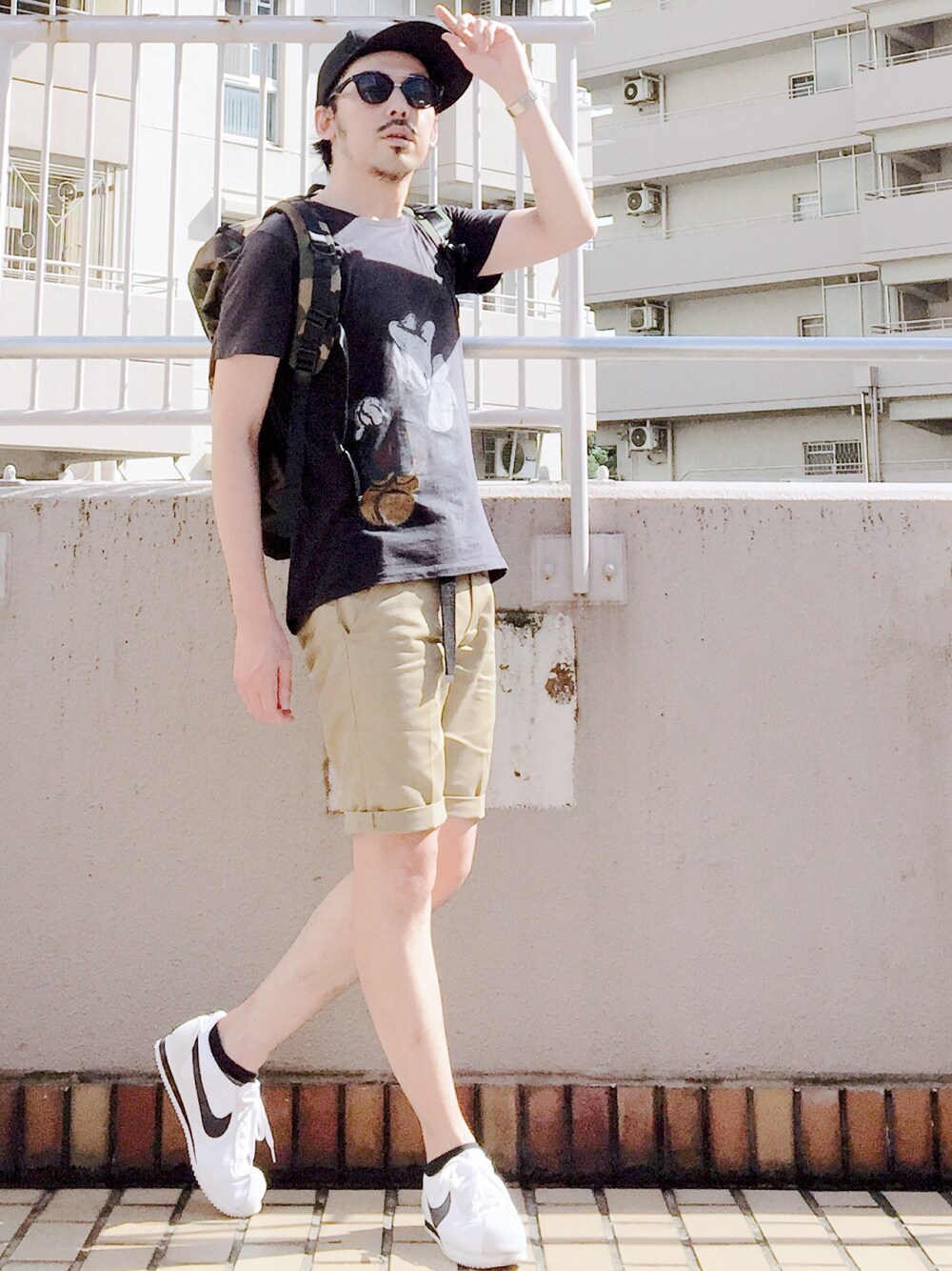 その他のバックパック/リュック、ブラック系のTシャツ/カットソー、ベージュ系のその他パンツを着用したメンズの夏コーディネートの1枚目の写真