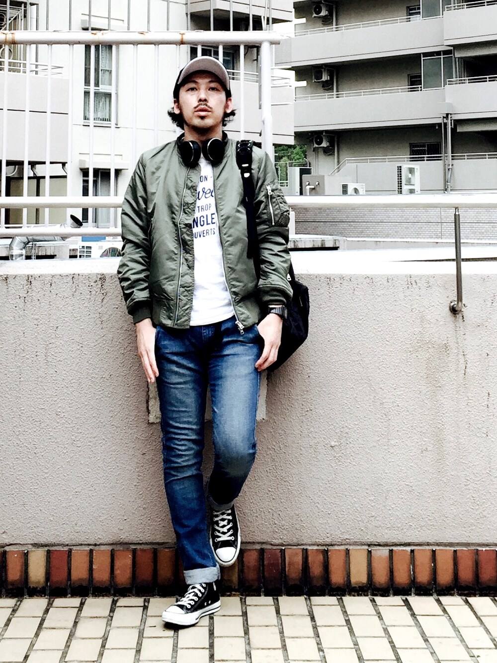 グリーン系のMA-1、ホワイト系のTシャツ/カットソー、ブルー系のデニムパンツを着用したメンズの秋コーディネートの1枚目の写真
