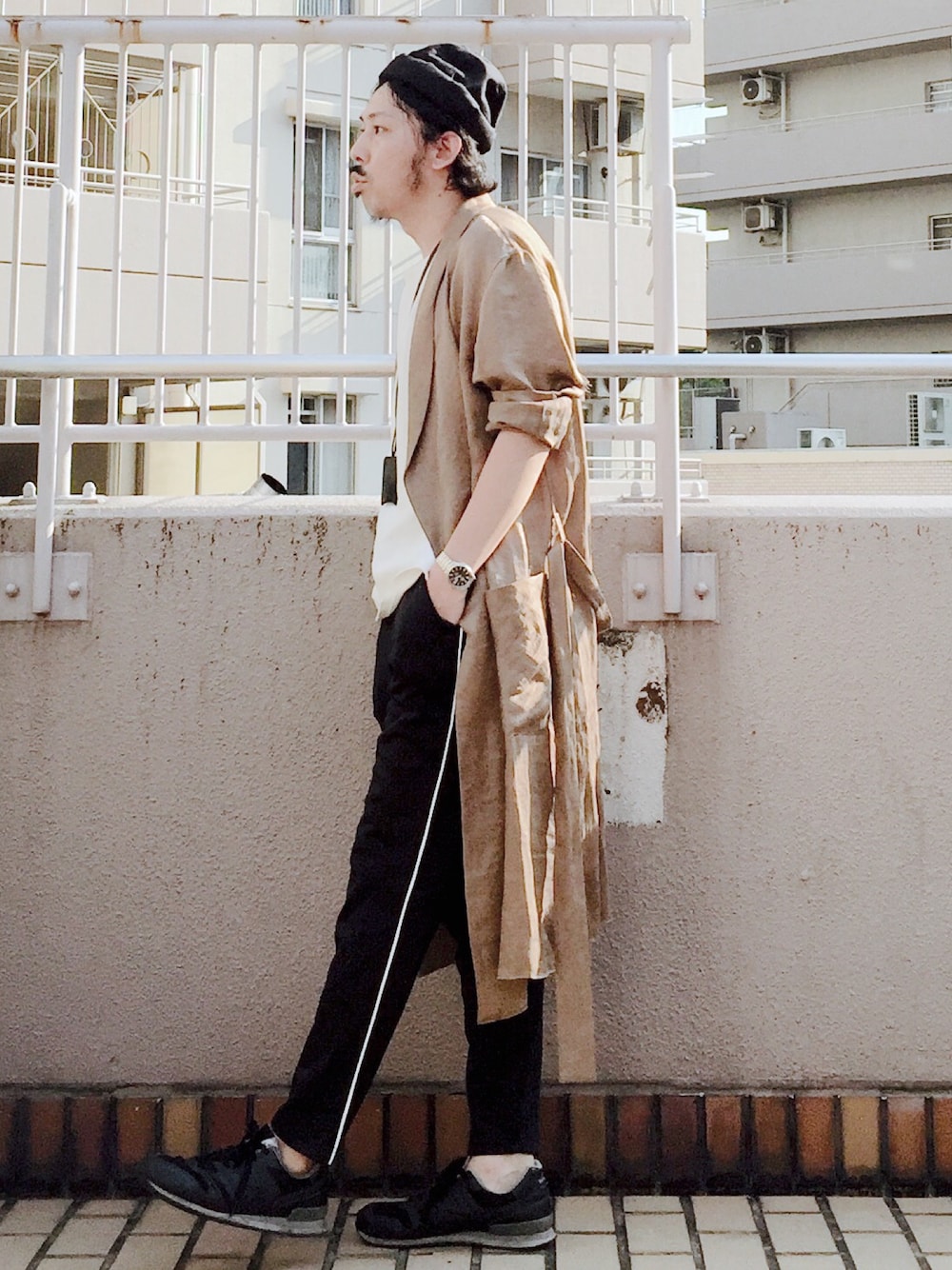 イエロー系のその他アウター、ブラック系のその他パンツ、ホワイト系のTシャツ/カットソーを着用したメンズの秋コーディネートの1枚目の写真