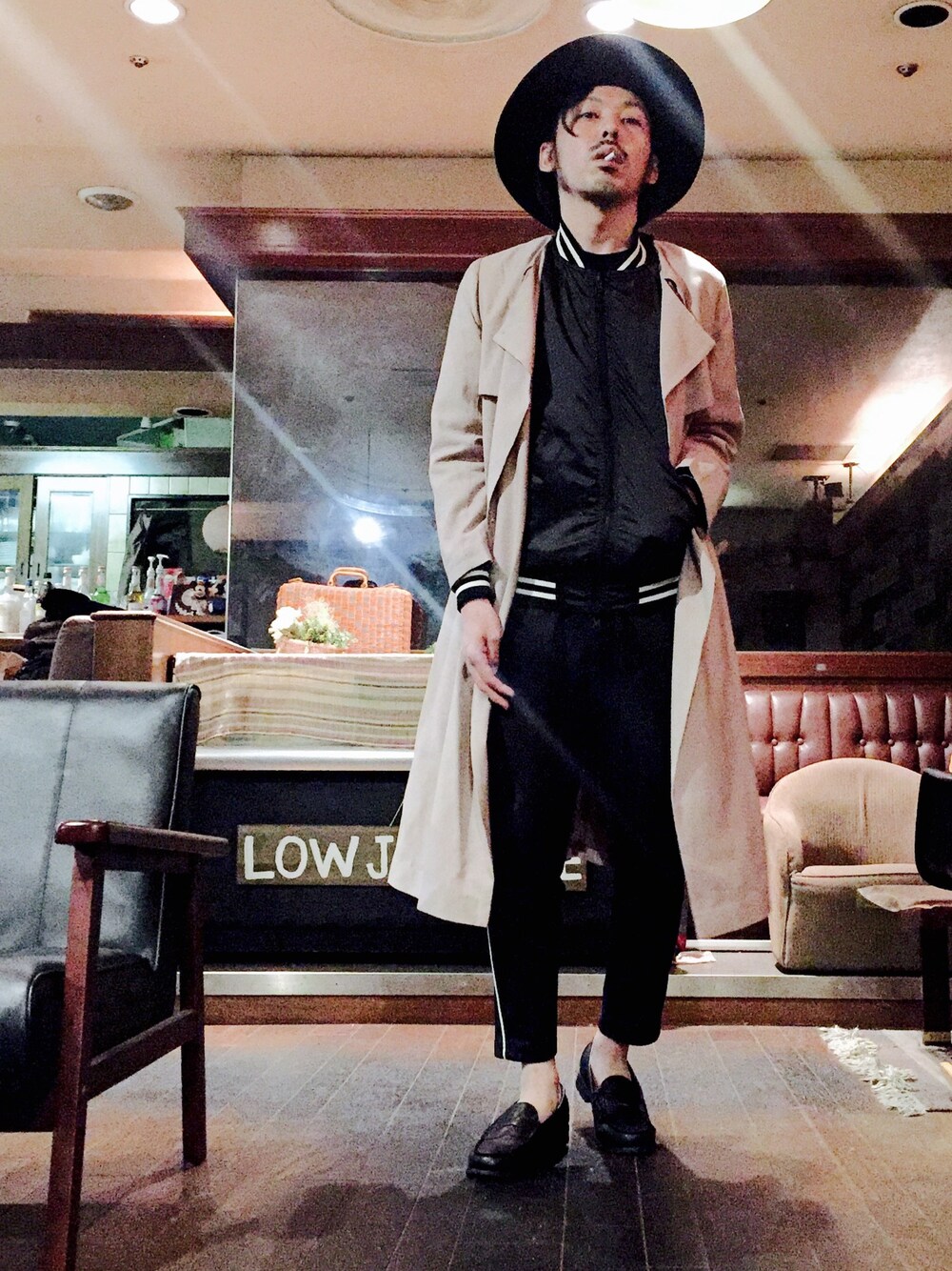 ベージュ系のトレンチコート、ブラック系のブルゾン、ブラック系のその他パンツを着用したメンズの秋コーディネートの1枚目の写真