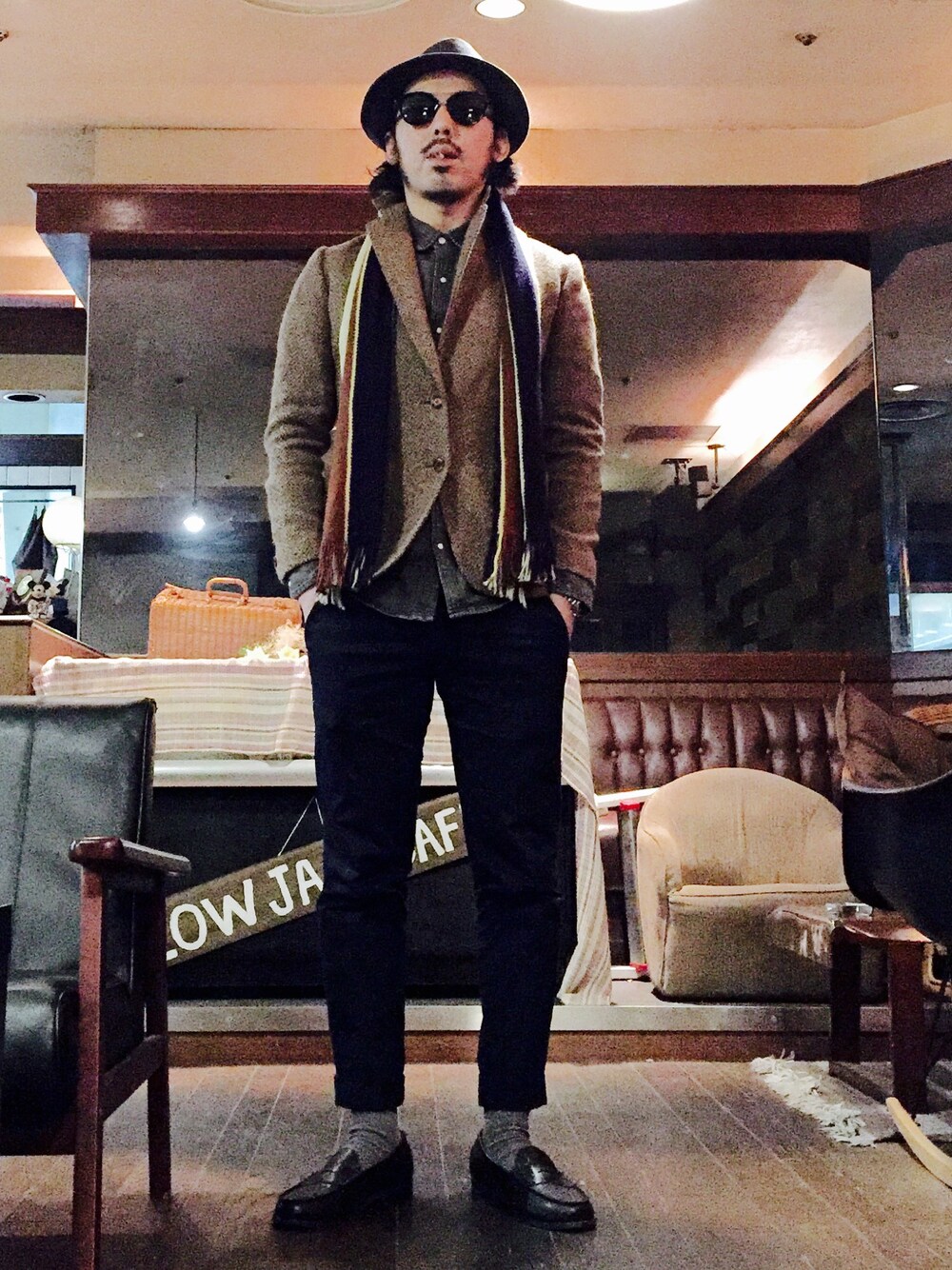 ブラック系のローファー、その他のジャケット/アウター、グレー系のシャツ/ブラウスを着用したメンズの秋コーディネートの1枚目の写真