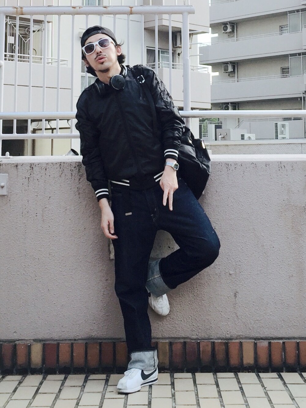 「キャップ、サングラス、デニムパンツ、ワイドパンツ、ワイドデニム、スカジャン、スーベニアジャケット、ストリート、ブラックコーデ、白スニーカー」｜「WHO'S WHO galleryのミラーグラス（サングラス、ホワイト系）」を使った、MasaakiOoueさん（メンズ・169cm）の秋コーディネートの1枚目の写真