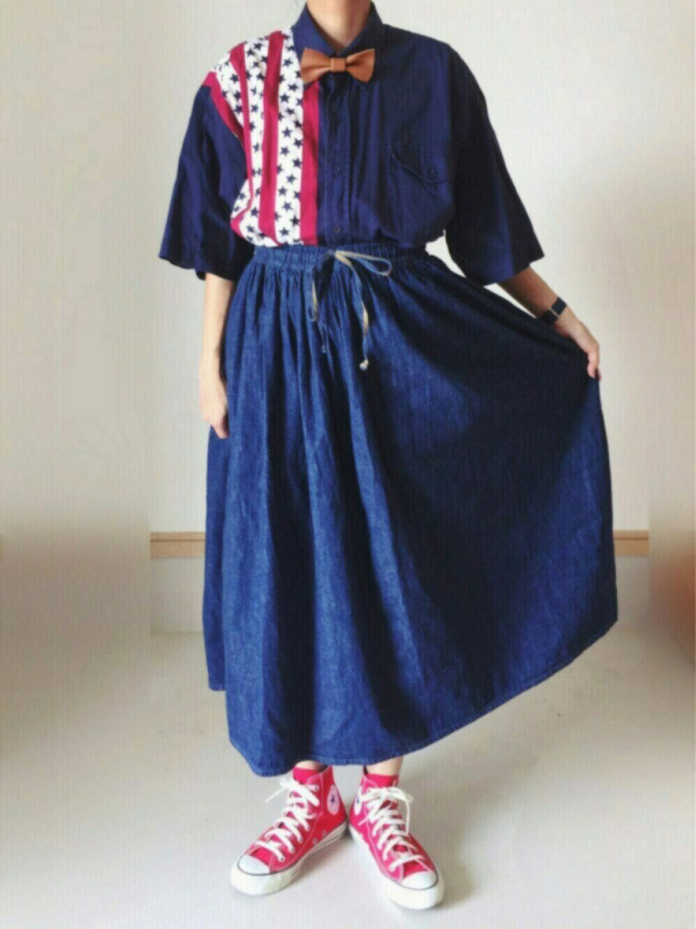 「古着、古着MIX、シャツスタイル、デニム、スカート、ロングスカート、蝶ネクタイ、コンバース、ドラフトABC、ドラフトCON」｜「古着のアイテム（シャツ/ブラウス、ブルー系）」を使った、Rabbitsekine🐰さん（レディース・162cm）の秋コーディネートの1枚目の写真
