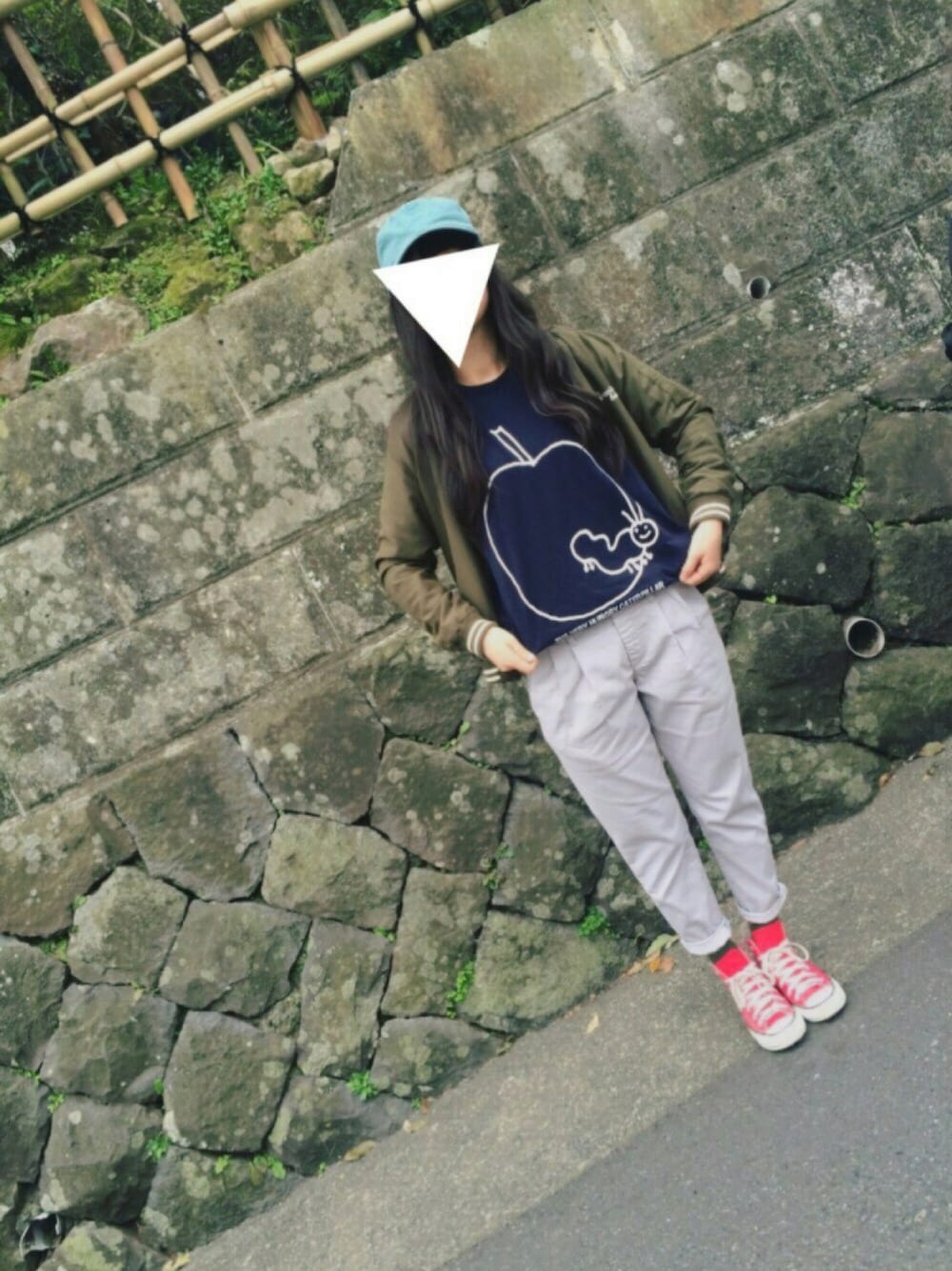 ブルー系のスタジャン、ブルー系のTシャツ/カットソー、グレー系のその他パンツを着用したレディースの秋コーディネートの1枚目の写真