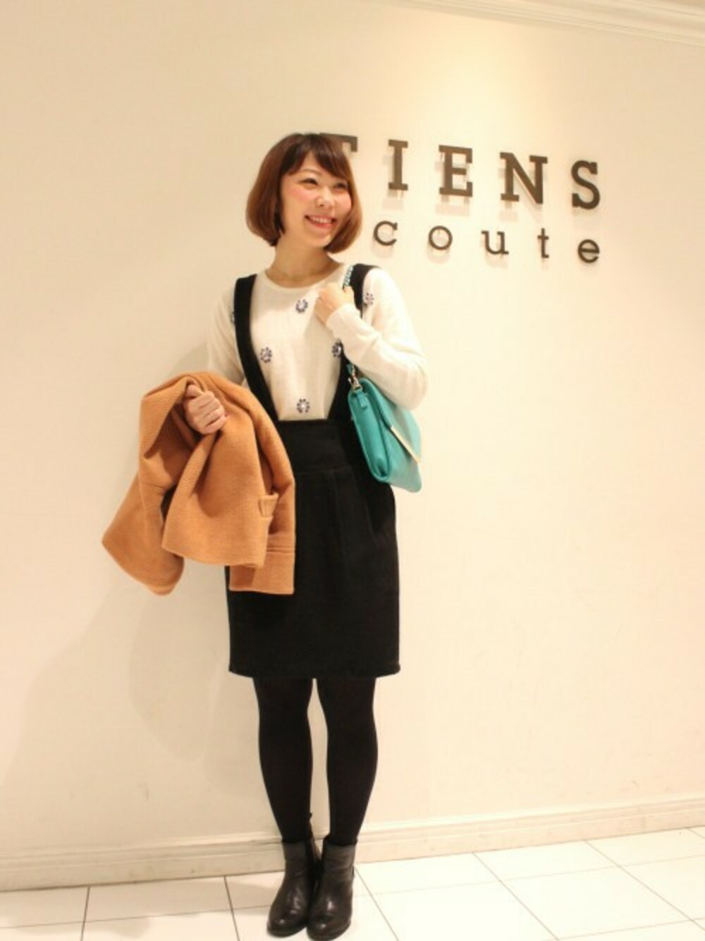 「クラッチバッグ、サスペンダー、冬のSALEで買いました！（シューズ）」｜「TIENS ecouteのクロッシー起毛ショートコート（その他アウター、イエロー系）」を使った、ookoshiさん（レディース・159cm）の冬コーディネートの1枚目の写真