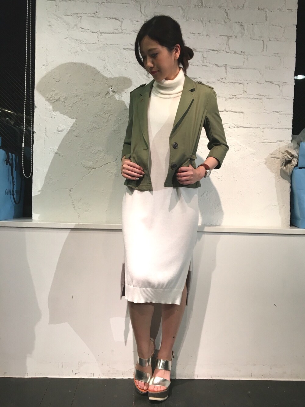 「ニット、ミリタリー、シンプル、バイカラー、サンダル、きれいめカジュアル、ootd、スリット、はるコーデ」｜「LOVELESSの【LOVELESS】WOMENS ミリタリーテンセルジャケット（ミリタリージャケット、グリーン系）」を使った、kyonさん（レディース・160cm）の春コーディネートの1枚目の写真